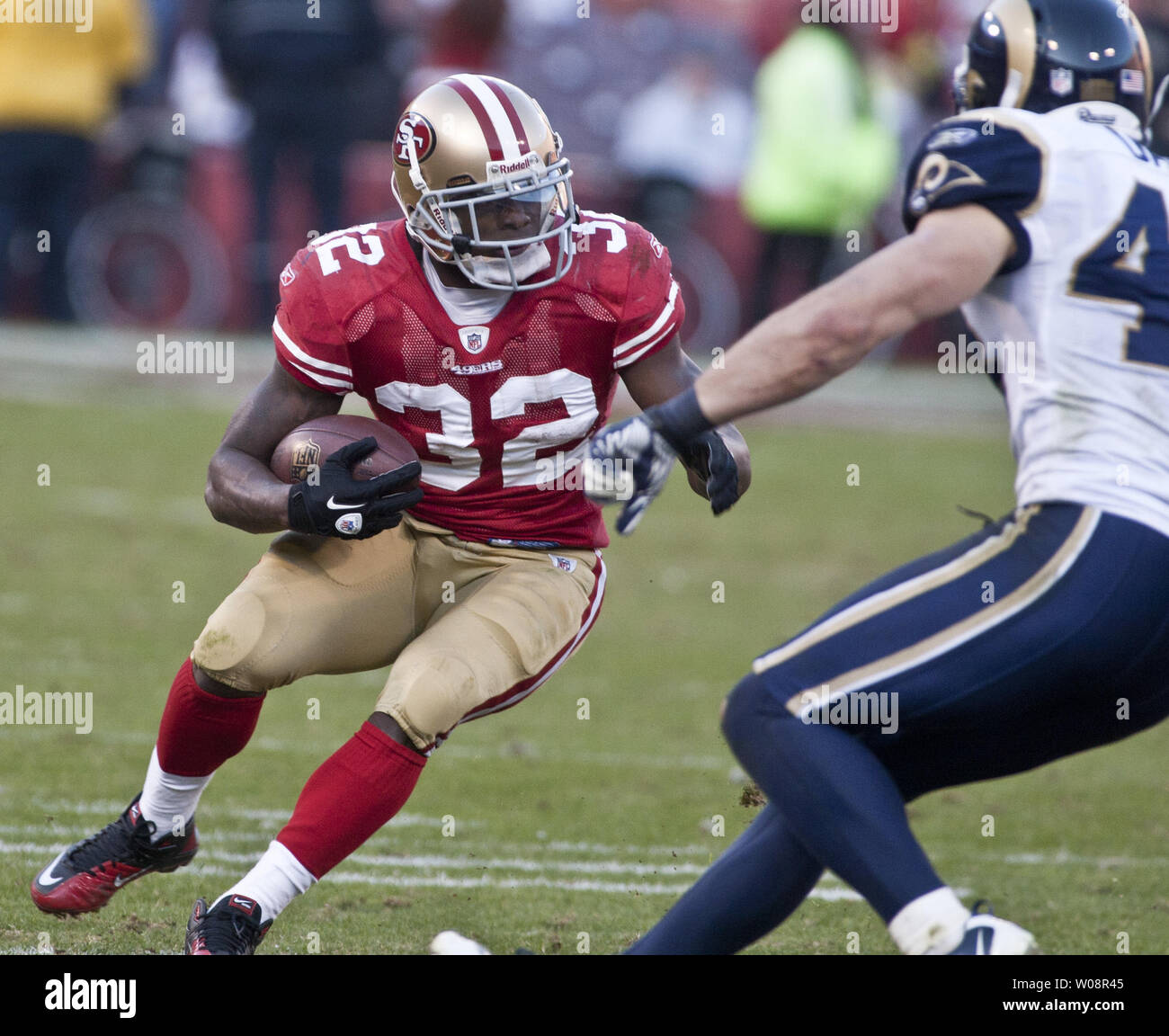 San Francisco 49ers Kendall Hunter (32) coupe contre les Rams de Saint-Louis à Candlestick Park de San Francisco le 4 décembre 2011. Les 49ers a battu les Rams 26-0 pour décrocher la NFC Ouest. UPI/Terry Schmitt Banque D'Images