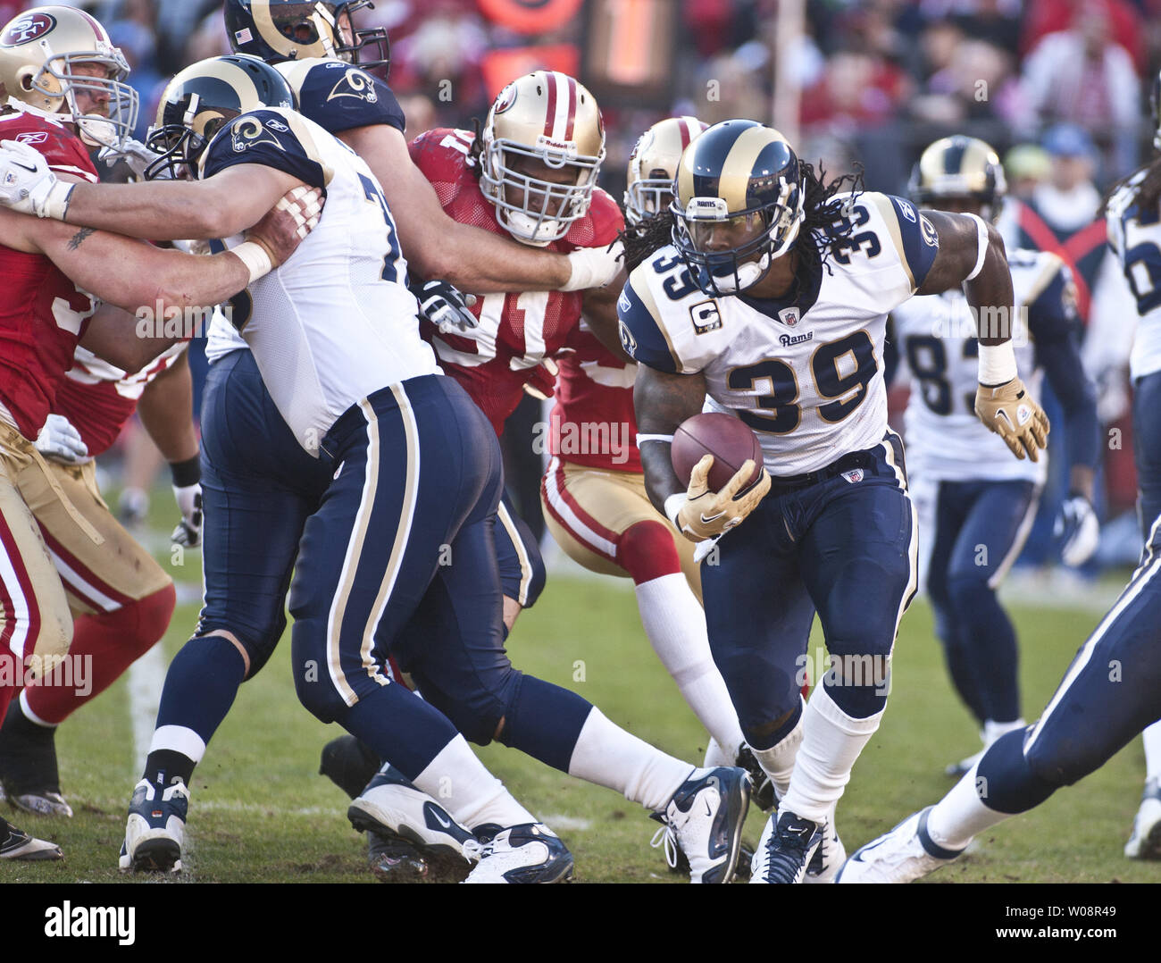 Saint Louis Rams Steven Jackson (39) cherche un trou dans le San Francisco 49ers front line à Candlestick Park de San Francisco le 4 décembre 2011. Les 49ers a battu les Rams 26-0 pour décrocher la NFC Ouest. UPI/Terry Schmitt Banque D'Images