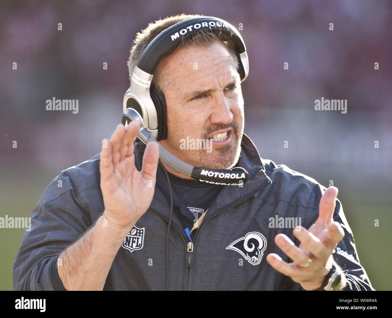 Saint Louis Rams l'entraîneur-chef Steve Spagnuolo à encourager en tant que son équipe n'exclus par les San Francisco 49ers à Candlestick Park de San Francisco le 4 décembre 2011. Les 49ers a battu les Rams 26-0 pour décrocher la NFC Ouest. UPI/Terry Schmitt Banque D'Images