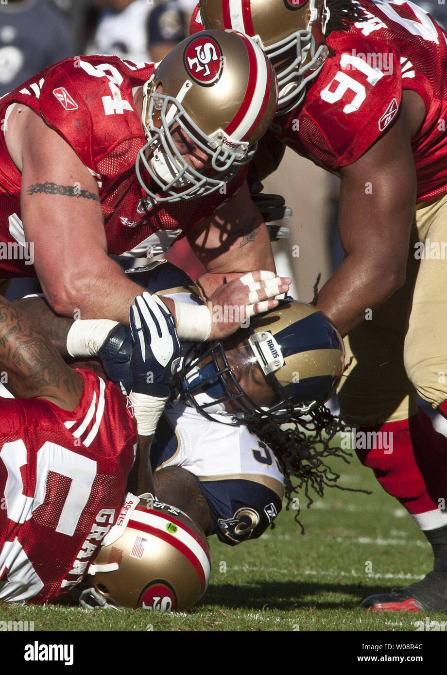 Saint Louis Rams Steven Jackson (39) est slamed dans le sol par San Francisco 49ers Justin Smith (94) à Candlestick Park de San Francisco le 4 décembre 2011. Les 49ers a battu les Rams 26-0 pour décrocher la NFC Ouest. UPI/Terry Schmitt Banque D'Images