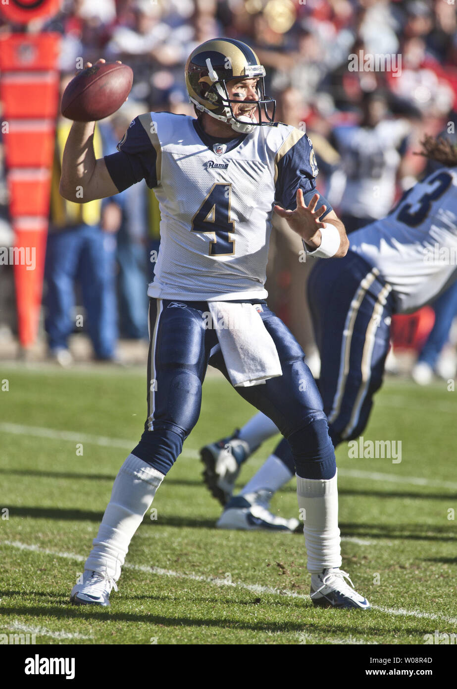 Saint Louis Rams QB A.J. Feeley (4) throws downfield contre les San Francisco 49ers à Candlestick Park de San Francisco le 4 décembre 2011. Les 49ers a battu les Rams 26-0 pour décrocher la NFC Ouest. UPI/Terry Schmitt Banque D'Images