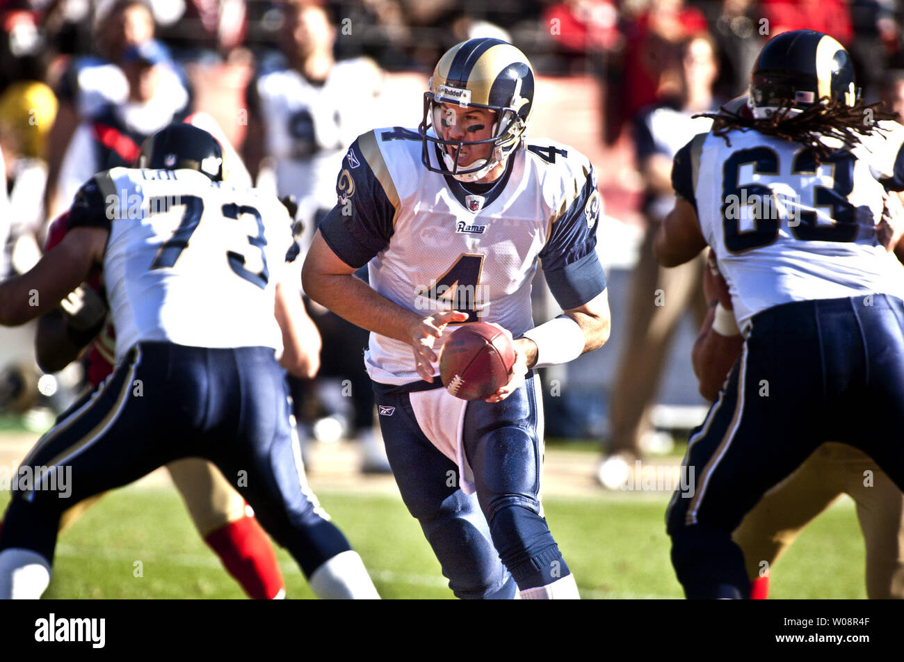 Saint Louis Rams QB A.J. Feeley (4) se déplace dans la poche contre les San Francisco 49ers à Candlestick Park de San Francisco le 4 décembre 2011. Les 49ers a battu les Rams 26-0 pour décrocher la NFC Ouest. UPI/Terry Schmitt Banque D'Images