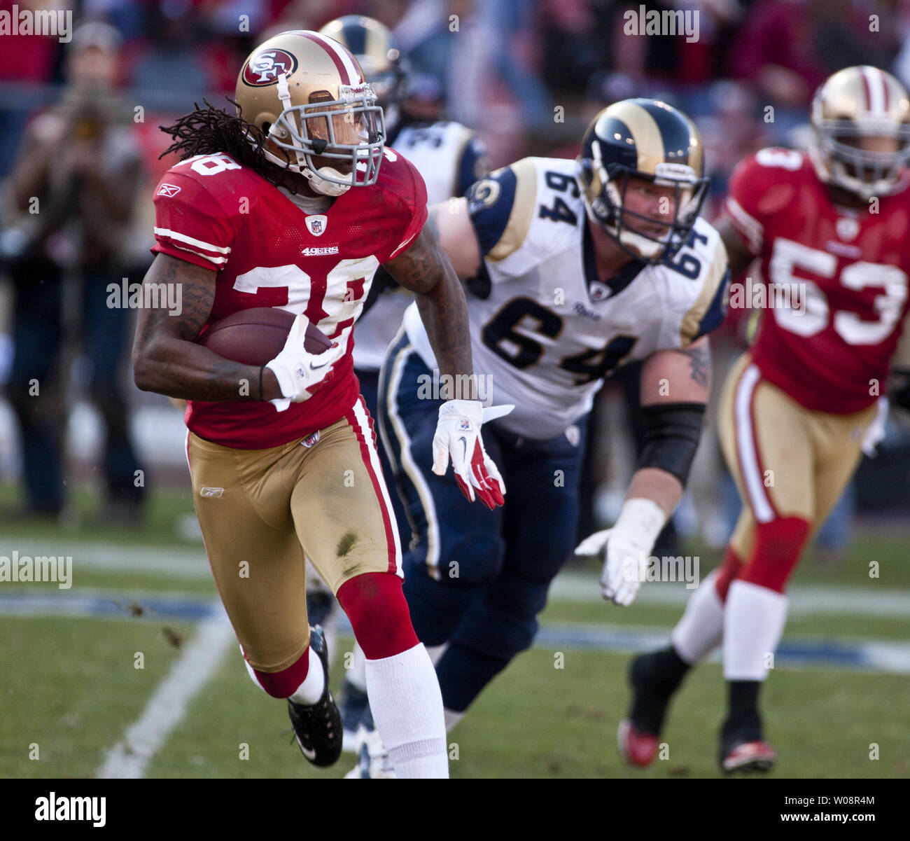 San Francisco 49ers Dashon Goldson (38) truns avec une passe interceptée par Saint Louis Rams A.J. Feeley à Candlestick Park de San Francisco le 4 décembre 2011. Les 49ers a battu les Rams 26-0 pour décrocher la NFC Ouest. UPI/Terry Schmitt Banque D'Images