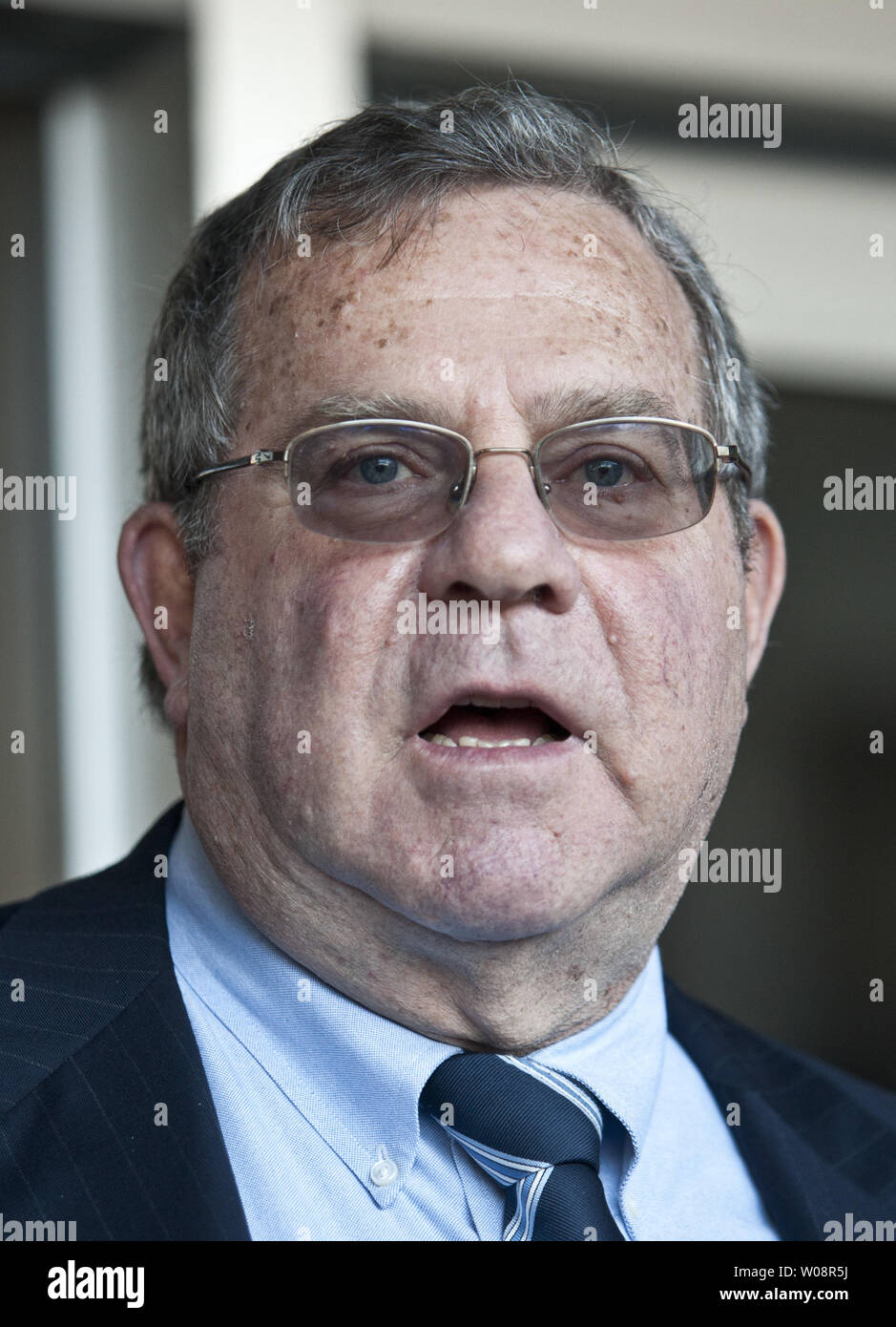 Procureur de la Défense Chef d'Allen parle Ruby aux médias à l'édifice fédéral des obligations a été condamné après sa condamnation sur d'entrave à la justice dans la région de San Francisco le 16 décembre 2011. Obligations a été condamné à deux ans de probation sous 30 jours l'assignation à résidence, plus une amende de 4 000 $, pour donner témoignage évasif à un grand jury fédéral il y a huit ans au cours d'une enquête sur le dopage dans le sport. UPI/Terry Schmitt Banque D'Images