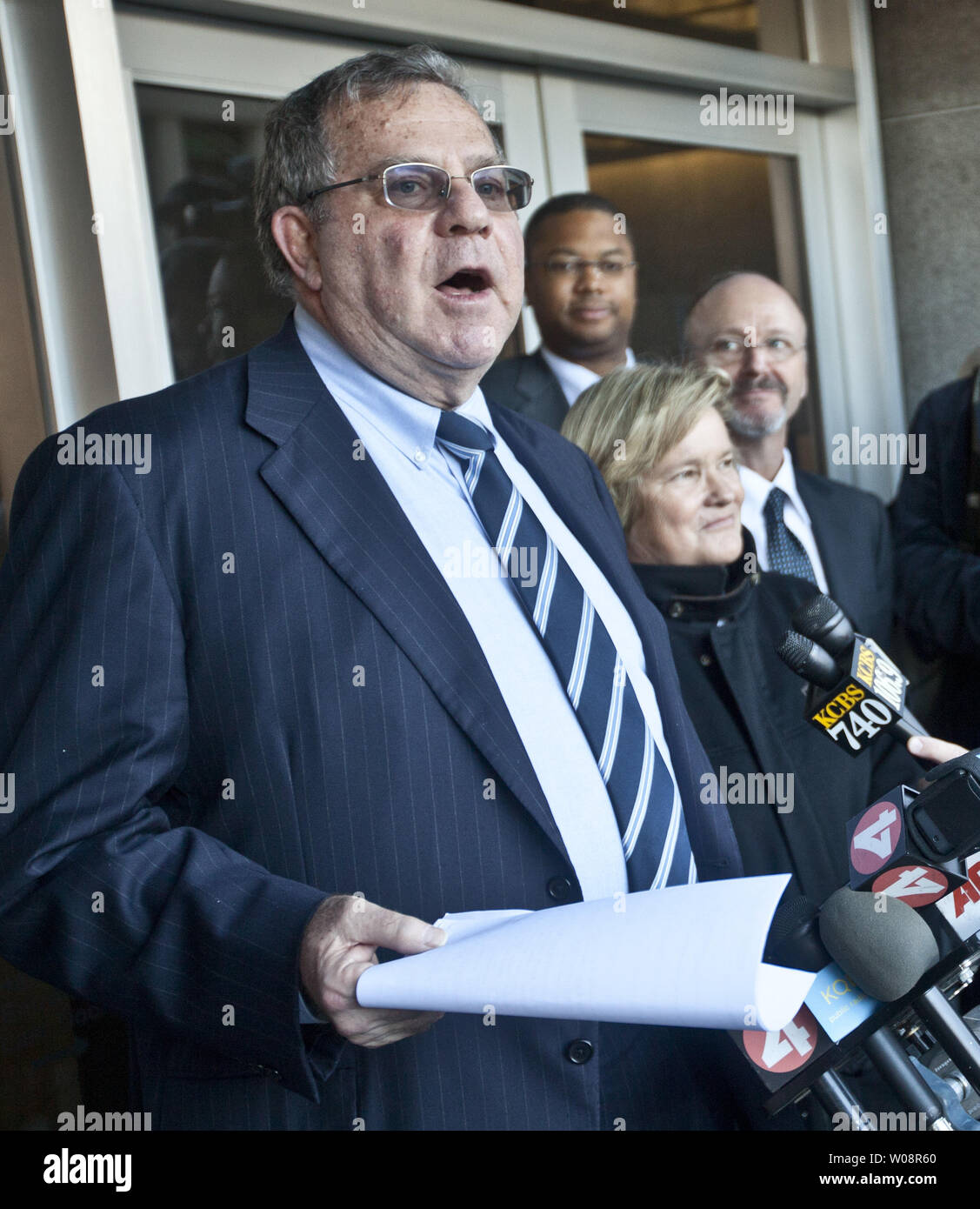 Procureur de la Défense Chef d'Allen parle Ruby aux médias à l'édifice fédéral des obligations a été condamné après sa condamnation sur d'entrave à la justice dans la région de San Francisco le 16 décembre 2011. Obligations a été condamné à deux ans de probation sous 30 jours l'assignation à résidence, plus une amende de 4 000 $, pour donner témoignage évasif à un grand jury fédéral il y a huit ans au cours d'une enquête sur le dopage dans le sport. UPI/Terry Schmitt Banque D'Images