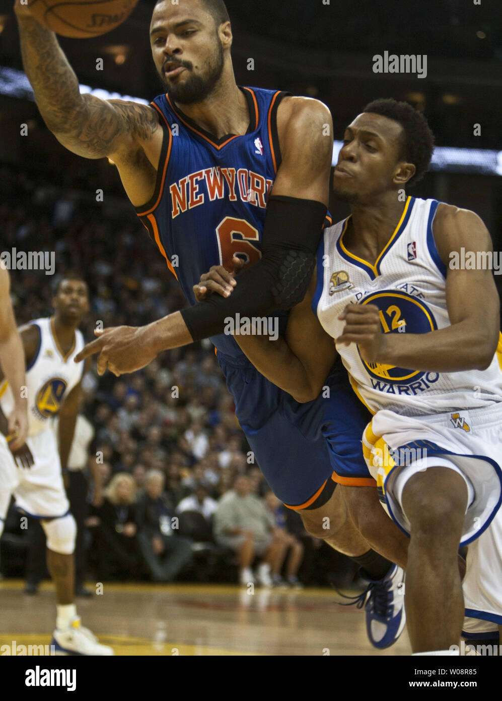 New York Knicks Tyson Chandler (6) plongées à sauver la balle alors que les Golden State Warriors Ish Smith (12) défend dans la première période à l'Oracle Arena à Oakland, Californie le 28 décembre 2011. UPI/Terry Schmitt Banque D'Images