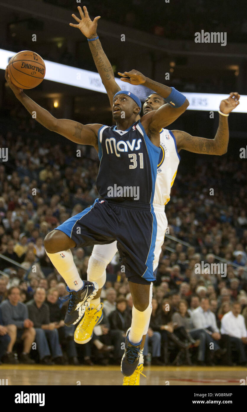 Dallas Mavericks Jason Terry (31), prévoit la balle en face de Golden State Warriors Dorell Wright dans la première moitié à l'Oracle Arena à Oakland, Californie le 10 mars 2012. UPI/Terry Schmitt Banque D'Images