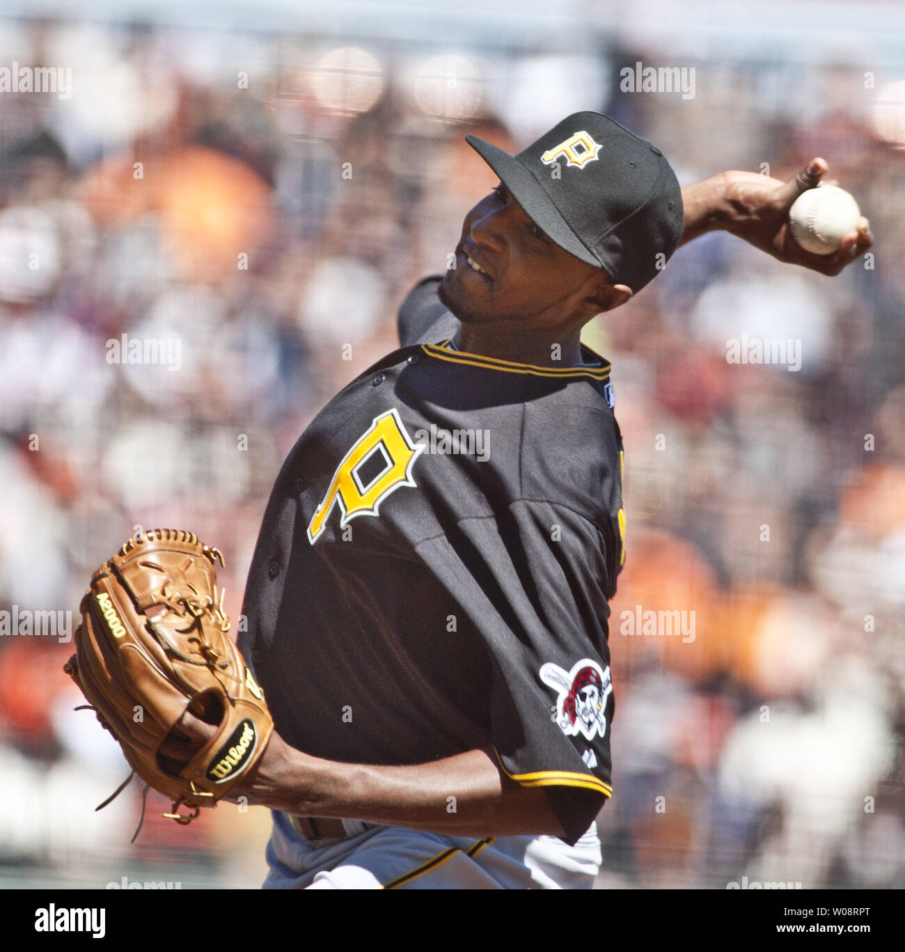 Pirates de Pittsburgh James McDonald lance contre les Giants de San Francisco dans la première manche du jour d'ouverture de l'AT&T Park à San Francisco le 13 avril 2012. Les Géants défait les Pirates 5-0. UPI/Terry Schmitt Banque D'Images