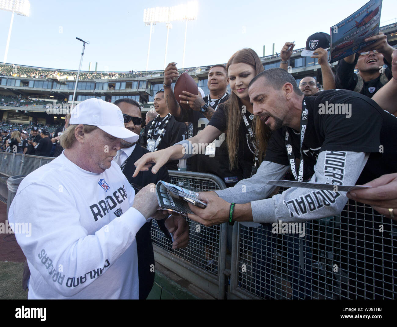 Oakland Raiders managing partner Mark Davis (L), signe des autographes à O.co Coliseum avant lundi soir le football contre les Chargers de San Diego à Oakland, Californie le 10 septembre 2012. Les raiders ont été défaits par les chargeurs Communication Canada 24-11. UPI/Terry Schmitt Banque D'Images