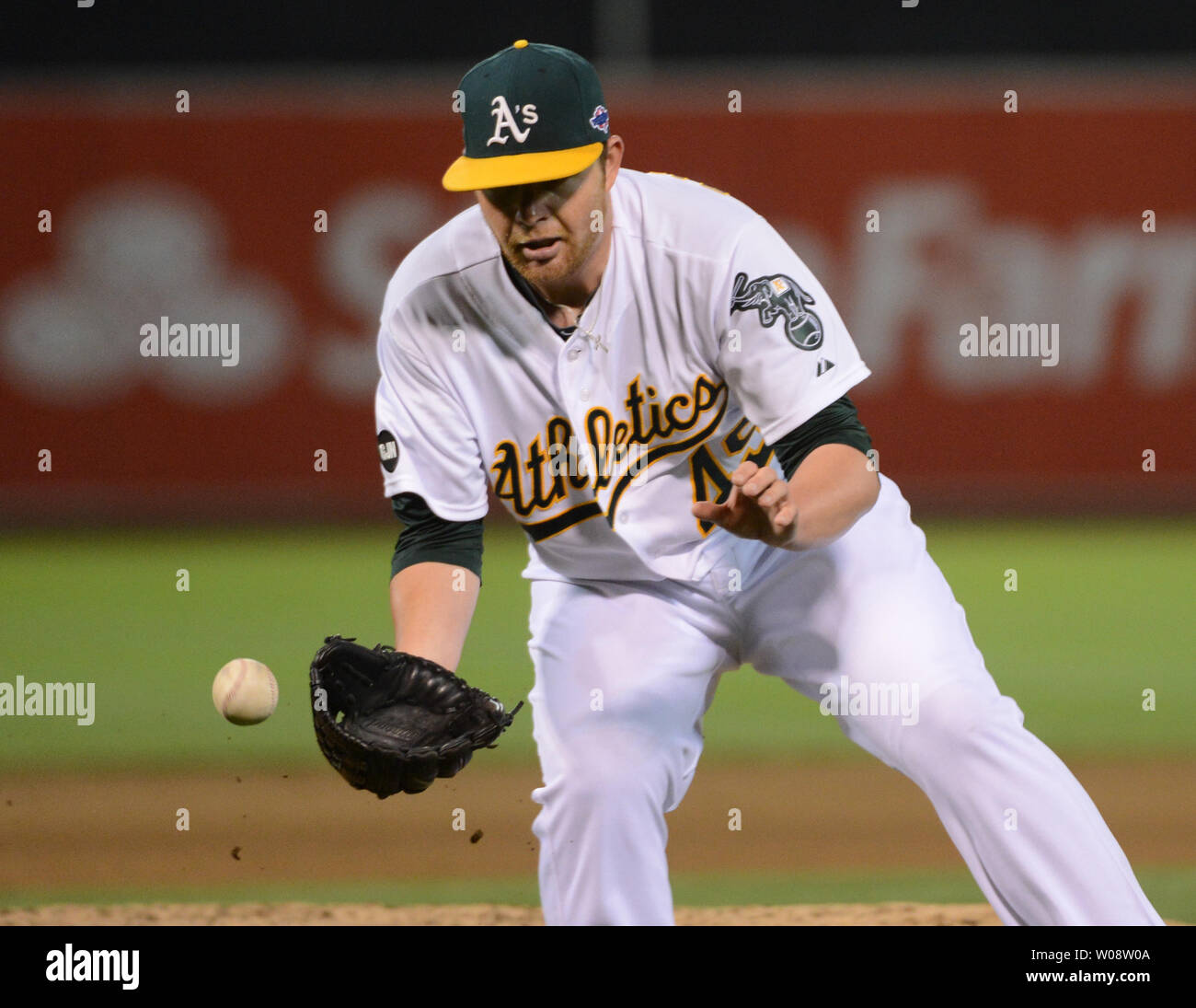 Oakland A's Brett Anderson domaines un videur par Tigers de Detroit Gerald Laird dans la cinquième manche du match trois de la série de Division de la ligue américaine à la Oakland Coliseum à Oakland, Californie le 9 octobre 2012. UPI/Terry Schmitt Banque D'Images
