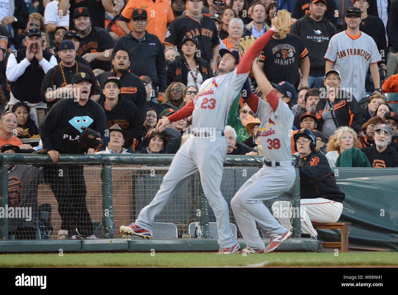 Cardinals de Saint-Louis de troisième but David Freese (23) San Francisco Giants Angel's pop païenne dans la quatrième manche pendant un match de la Ligue nationale opposant à AT&T Park à San Francisco le 14 octobre 2012. UPI/Terry Schmitt Banque D'Images