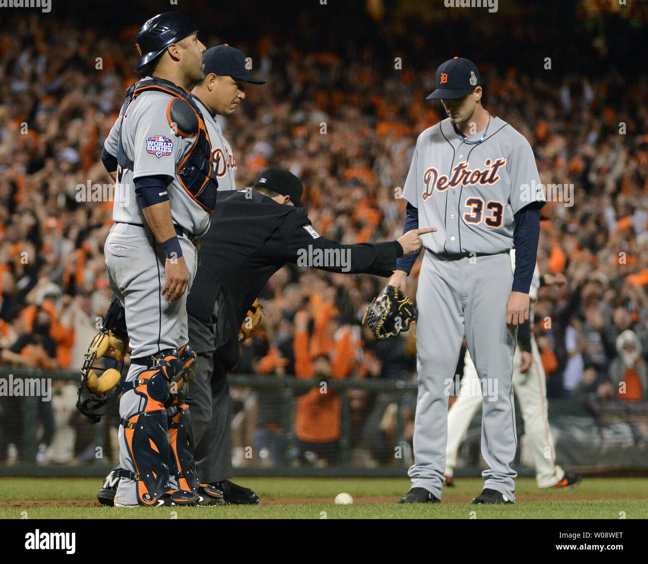Accueil arbitre Dan Iassogna (C) règles des Giants de San Francisco de Gregor Blanco bunt un juste que Detroit Tigers catcher Gerald Laird (L), de troisième but Miguel Cabrera , et de baseball Drew Smyly watch dans la huitième manche dans le jeu deux des World Series à AT&T Park à San Francisco le 25 octobre 2012. Le jeu chargé les bases pour les géants. UPI/Terry Schmitt Banque D'Images