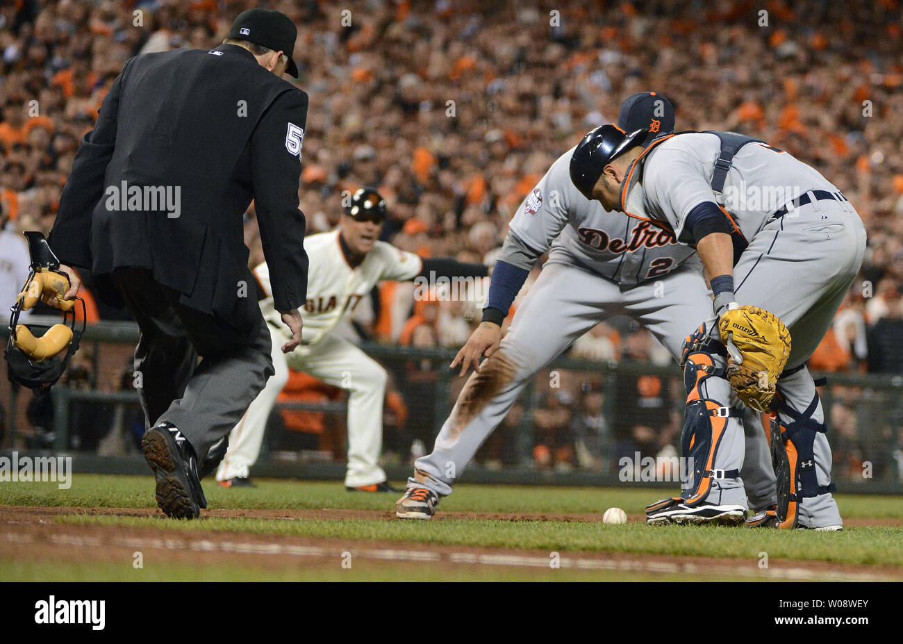 Accueil arbitre Dan Iassogna (C) règles des Giants de San Francisco de Gregor Blanco bunt un juste que Detroit Tigers catcher Gerald Laird (R) et de troisième but Miguel Cabrera montre dans la huitième manche dans le jeu deux des World Series à AT&T Park à San Francisco le 25 octobre 2012. Le jeu chargé les bases pour les géants. UPI/Terry Schmitt Banque D'Images