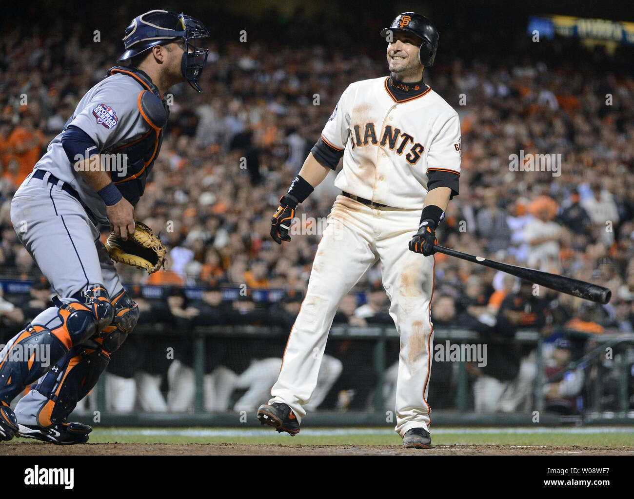 Giants de San Francisco le deuxième but Marco Scutaro frappe dehors contre les Tigers de Detroit catcher Gerald Laird durant la huitième manche dans le jeu deux des World Series à AT&T Park à San Francisco le 25 octobre 2012. Le jeu chargé les bases pour les géants. UPI/Terry Schmitt Banque D'Images