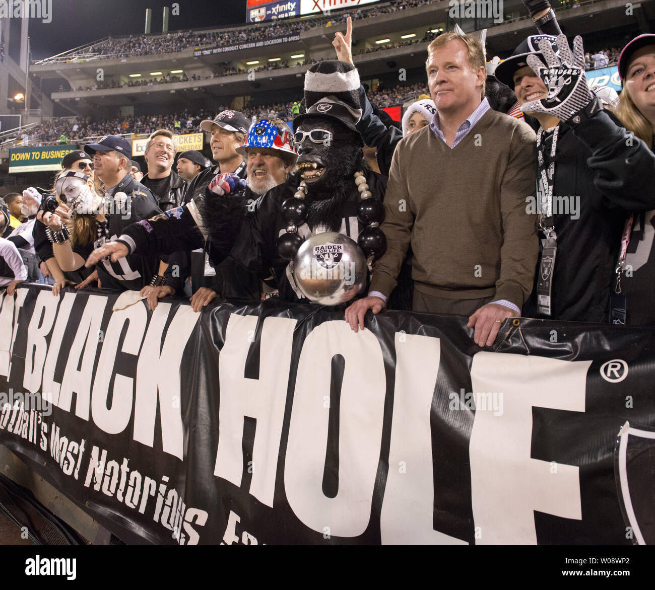 Le commissaire de la NFL Roger Goodell (R) avec les fans dans le cadre de l'est appelé "le trou noir" dans le premier trimestre, l'Oakland Raiders prendre sur les Denver Broncos chez O.co Coliseum à Oakland, Californie le 6 décembre 2012. UPI/Terry Schmitt Banque D'Images