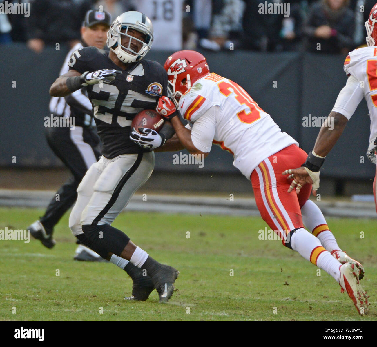 Oakland Raiders (25) Mike Gooson est arrêté après un 43 verges par Kansas City Chiefs Jalil Brown dans le troisième trimestre à O.co Coliseum à Oakland, Californie le 16 décembre 2012. Les raiders a vaincu les Chiefs 15-0. UPI/Terry Schmitt Banque D'Images