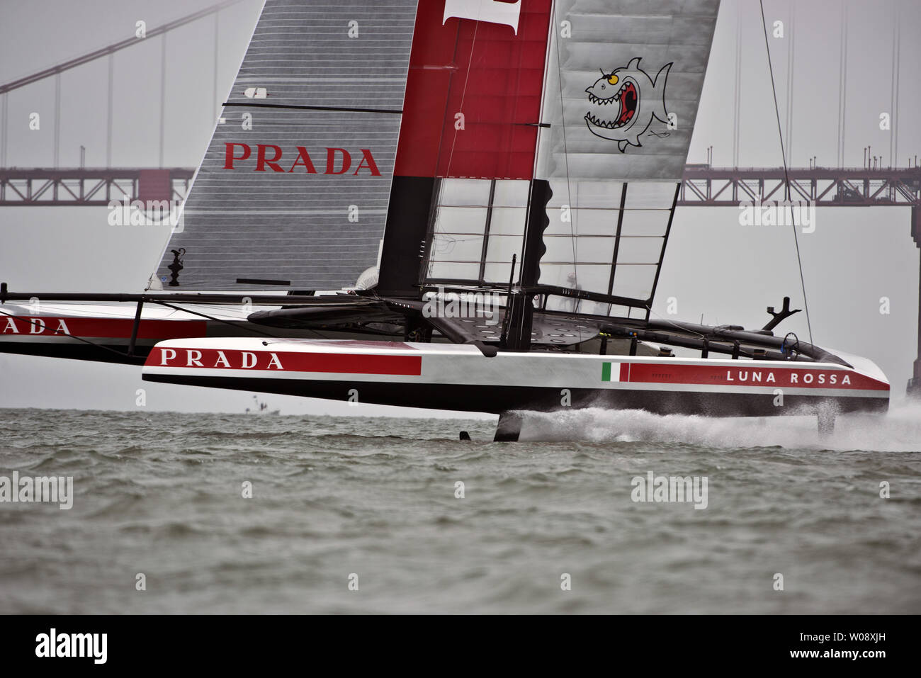 Le Luna Rossa Challenge voiles contre Emirates Team New Zealand dans la Louis Vuitton Cup sur la baie de San Francisco le 21 juillet 2013. En dépit de la plus grande partie de la course sans un génois, les Kiwis défait les Italiens en 2 minutes 19 secondes. UPI/Terry Schmitt Banque D'Images