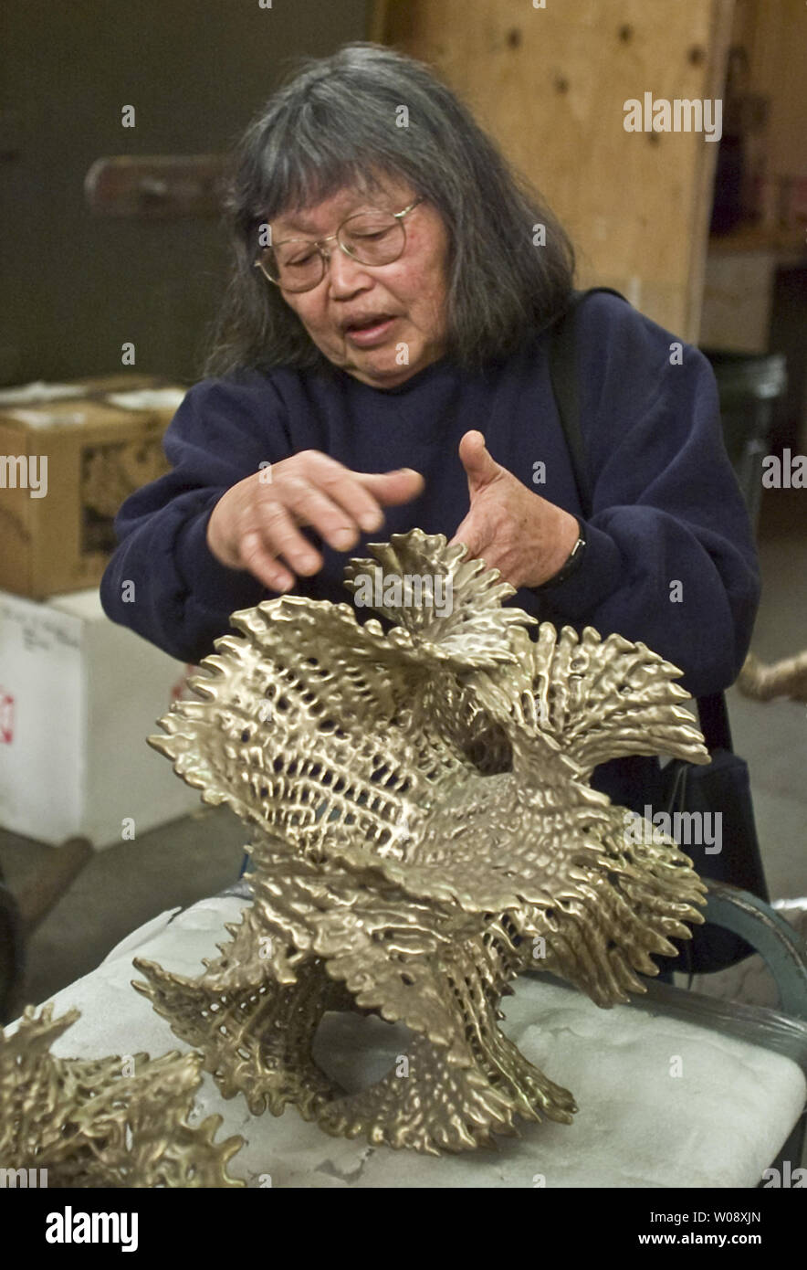 Ruth Asawa, San Francisco un sculpteur reconnu comme un moderniste américain après-guerre pour son fils suspendus complexes creations, est mort le 6 août 2013 à San Francisco. Asawa est illustré dans ce fichier en 1999 photo de travailler sur une version en bronze d'une sculpture en fil maillé. Asawa était 87. UPI/Terry Schmitt Banque D'Images