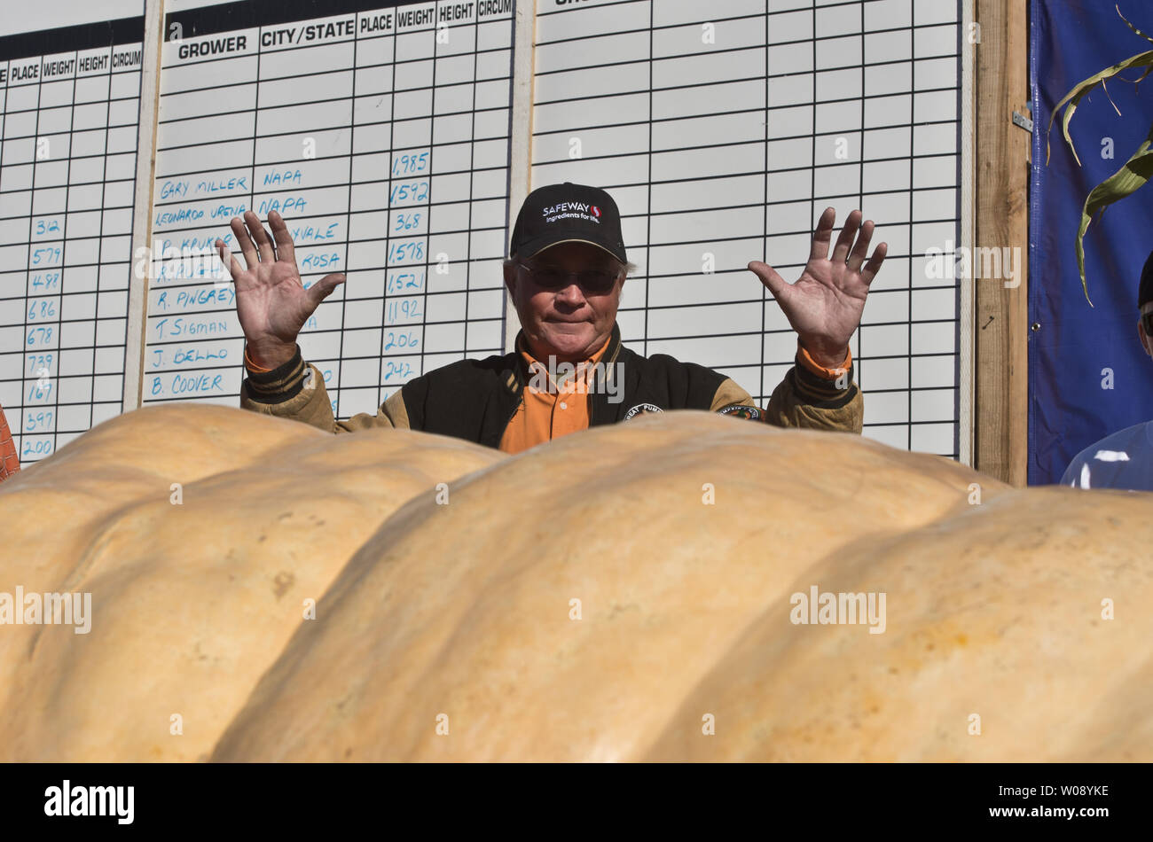 Gary Miller de Napa, Californie, les vagues de derrière son livre 1985 entrée gagnante lors de la 40e édition annuelle de Half Moon Bay Pumpkin weigh-off à Half Moon Bay, Californie le 14 octobre 2013. Miller a pris la première place, mais son entrée a été timide de la 2 032 record du monde. UPI/Terry Schmitt Banque D'Images