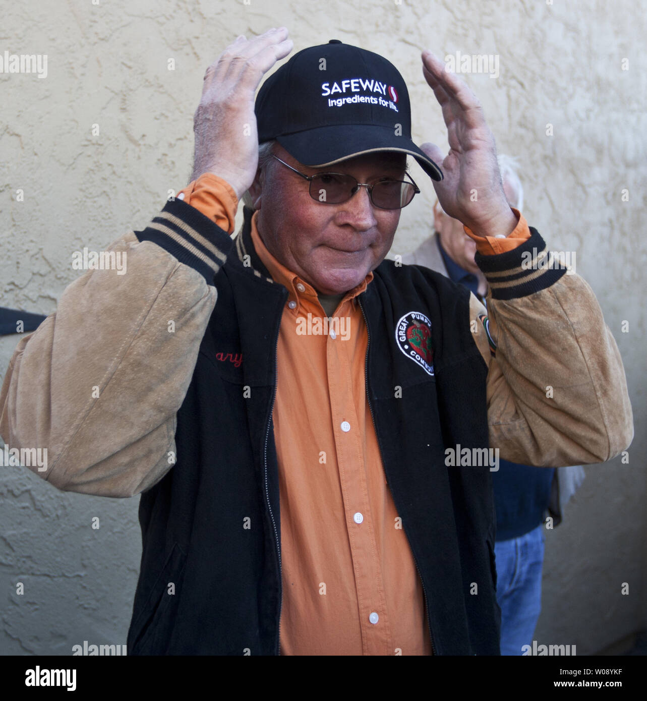 Gary Miller de Napa, Californie réagit à l'obtention de la 40e édition annuelle de Half Moon Bay Pumpkin weigh-off à Half Moon Bay, Californie le 14 octobre 2013. Miller a pris la première place avec une entrée de 1 985 livres, mais a été timide de la 2 032 record du monde. UPI/Terry Schmitt Banque D'Images