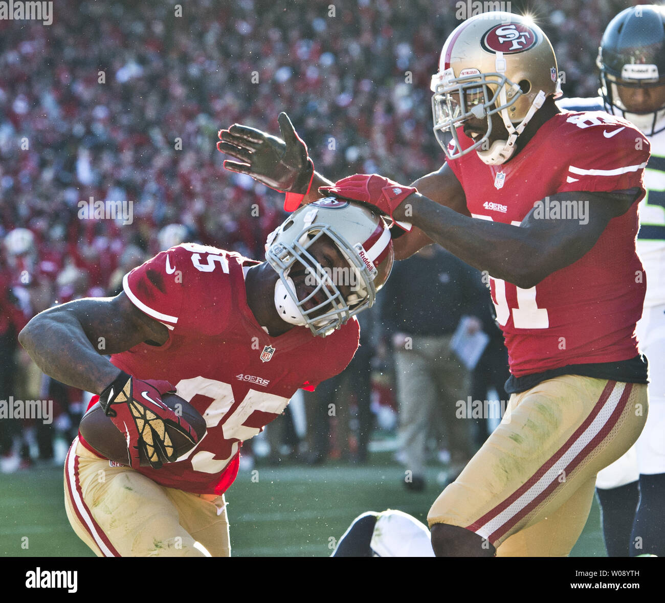 San Francisco 49ers TE Vernon Davis (85) est félicité par Anquan Boldin après une passe de touché de huit verges de Colin Kaepernick au deuxième trimestre contre les Seattle Seahawks au Candlestick Park de San Francisco le 8 décembre 2013. Les 49ers a battu les Seahawks 19-17. UPI/Terry Schmitt Banque D'Images