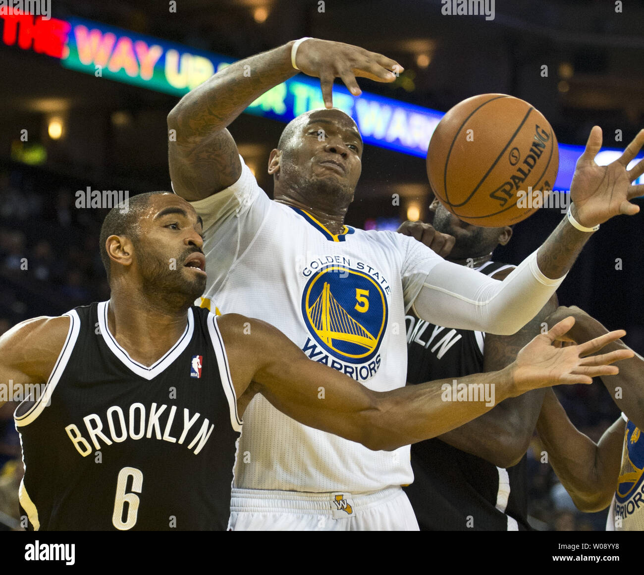 Filets de Brooklyn Alan Anderson (6) et les Golden State Warriors Marreese Speights (5) La bataille pour une balle lâche au premier semestre à l'Oracle Arena à Oakland, Californie le 22 février 2014. UPI/Terry Schmitt Banque D'Images