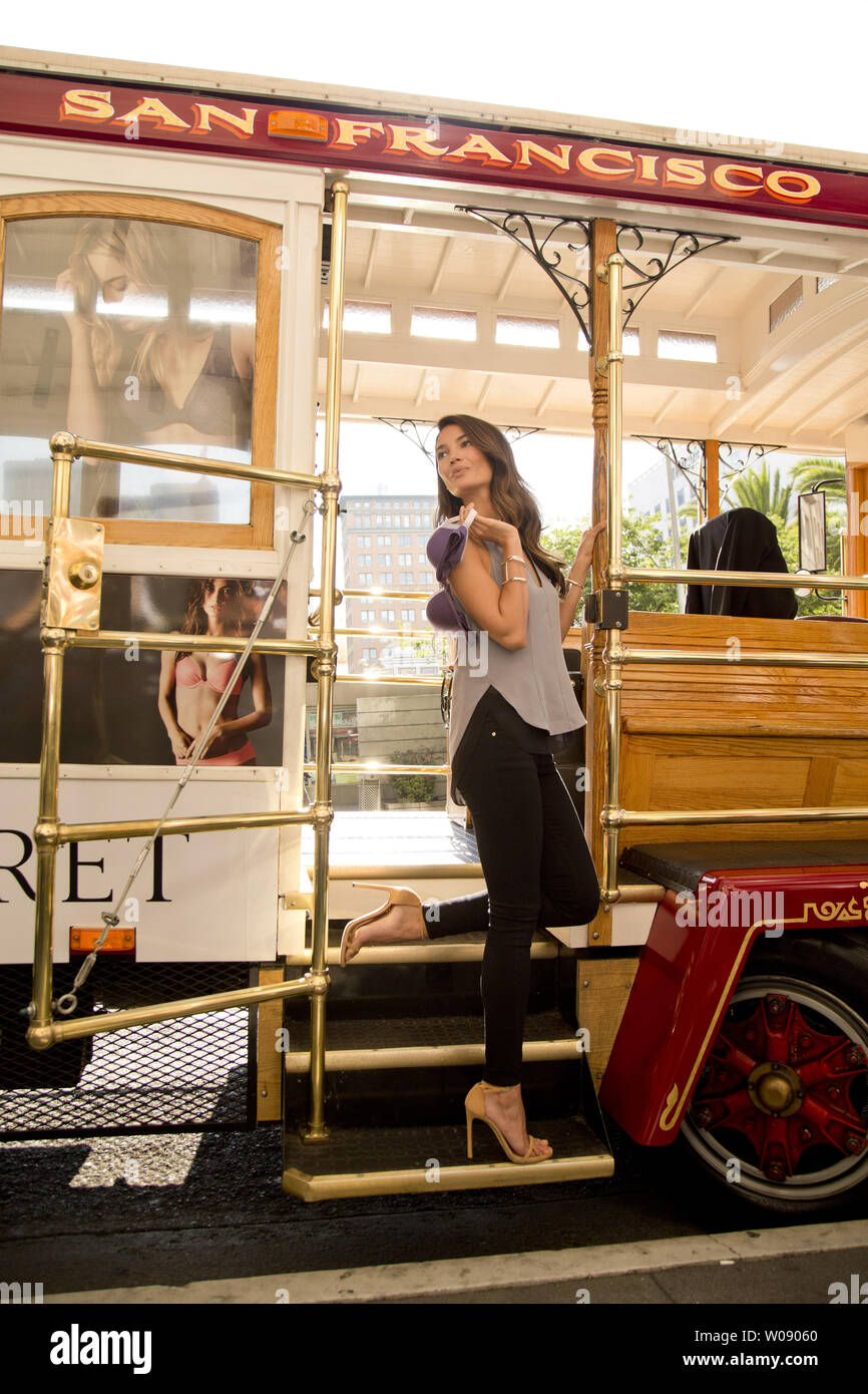 Super modèle, Lily Aldridge souffle un baiser en face de Victoria's Secret store à San Francisco le 29 juillet 2014. UPI/ Mohammad Kheirkhah Banque D'Images