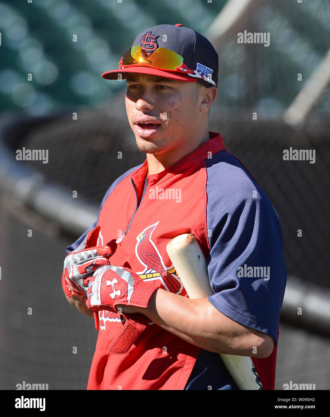 Cardinals de Saint-Louis attend pour frapper au cours de la pratique au bâton pour le jeu 3 de la série de championnat de la Ligue nationale contre les Giants de San Francisco à AT&T Park à San Francisco le 13 octobre 2014. Wong terminé le jeu 2 avec une promenade à pied à la neuvième. UPI/Terry Schmitt Banque D'Images