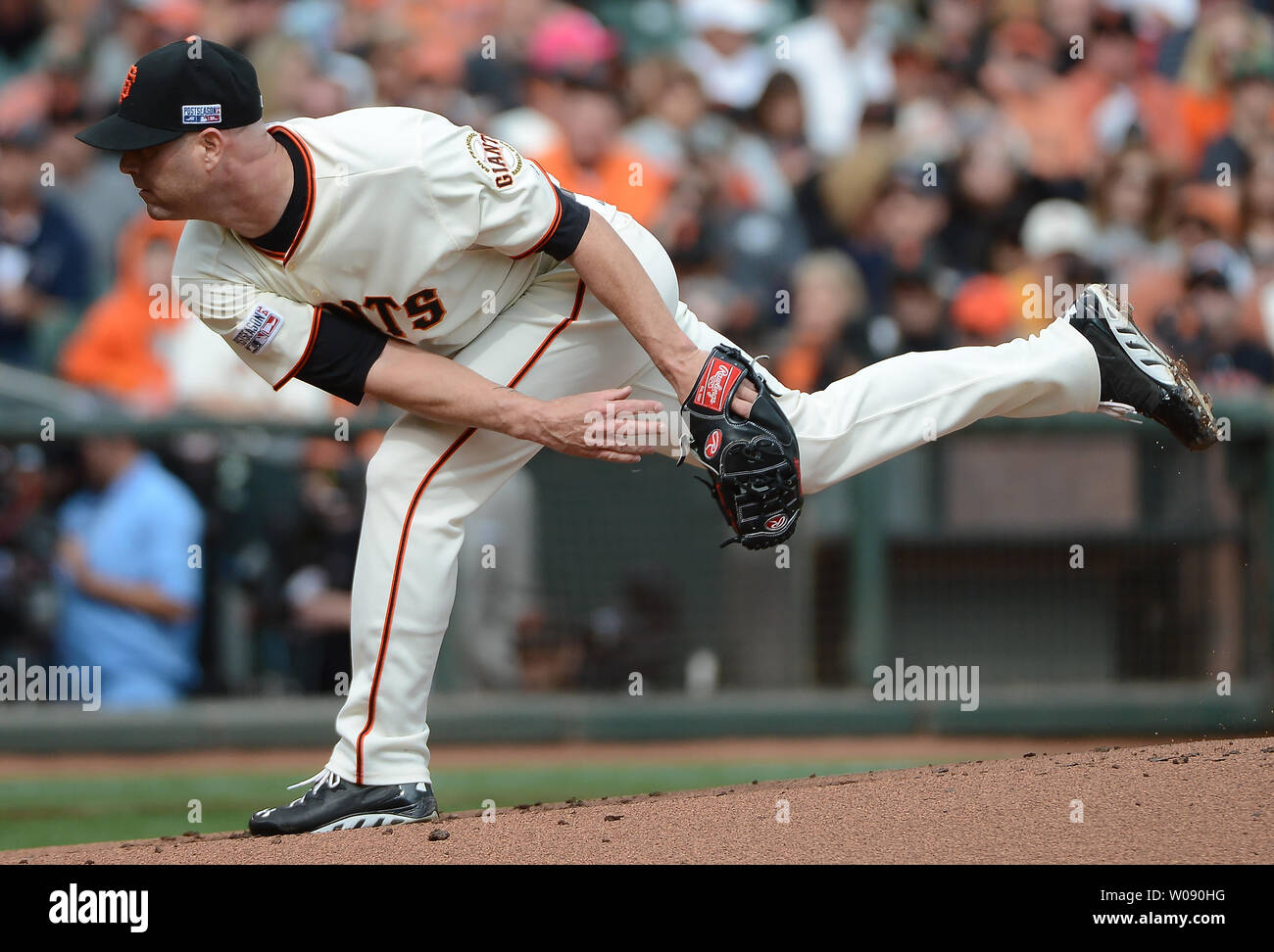 Le lanceur partant des Giants de San Francisco Tim Hudson lance contre les Cardinals de Saint-Louis dans la première manche du Match 3 de la série de championnat de la Ligue nationale à AT&T Park à San Francisco le 14 octobre 2014. San Francisco et Saint Louis sont à égalité 1-1 dans la série. UPI/Terry Schmitt Banque D'Images