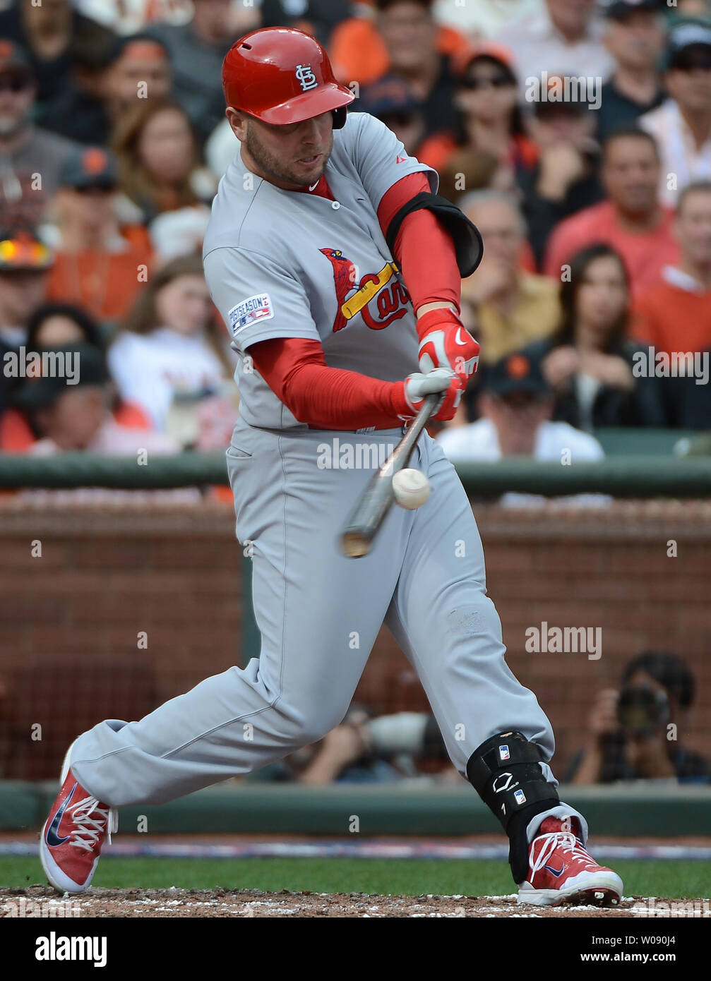 Le voltigeur des Cardinals de Saint-Louis Matt Holliday bangs un seul contre les Giants de San Francisco au cours de la quatrième manche du Match 3 de la série de championnat de la Ligue nationale à AT&T Park à San Francisco le 14 octobre 2014. San Francisco et Saint Louis sont à égalité 1-1 dans la série. UPI/Terry Schmitt Banque D'Images