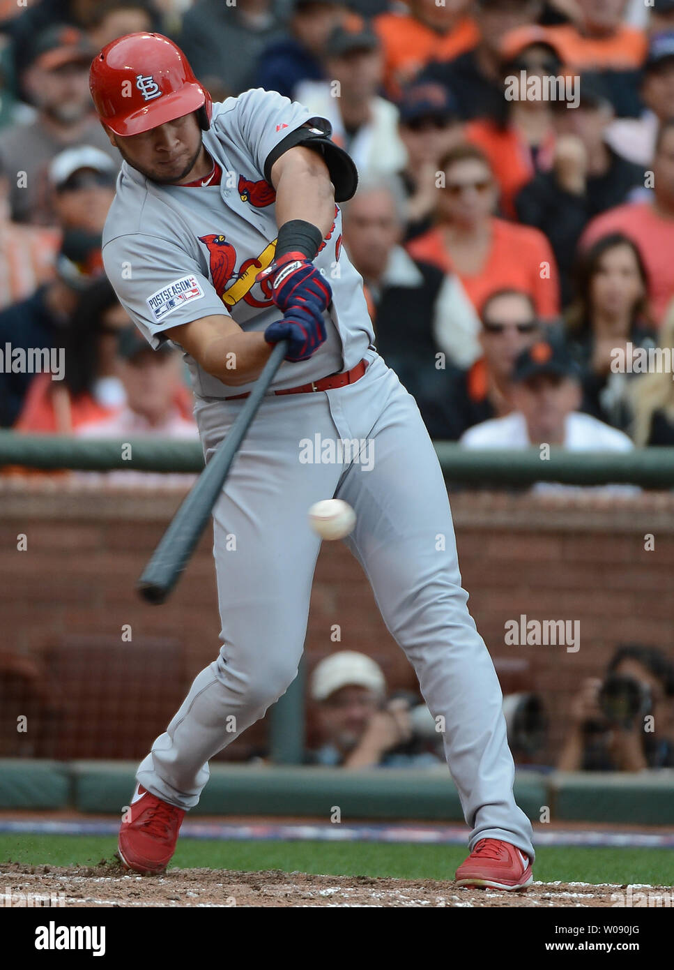 Cardinals de Saint-Louis Jhonny Peralta conduit la maison coéquipier John Jay fait contre les Giants de San Francisco au cours de la sixième manche du Match 3 de la série de championnat de la Ligue nationale à AT&T Park à San Francisco le 14 octobre 2014. San Francisco et Saint Louis sont à égalité 1-1 dans la série. UPI/Terry Schmitt Banque D'Images