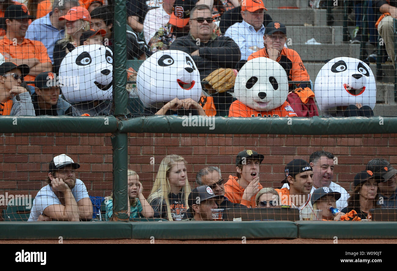 Fans portant des têtes de Panda watch Giants de San Francisco de troisième but Pablo Sandoval bat contre les Cardinals de Saint-Louis dans le huitième inning de Match 3 de la série de championnat de la Ligue nationale à AT&T Park à San Francisco le 14 octobre 2014. San Francisco et Saint Louis sont à égalité 1-1 dans la série. UPI/Terry Schmitt Banque D'Images