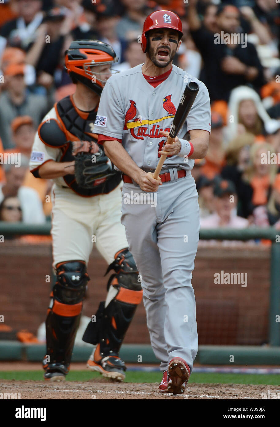 Cardinals de Saint-Louis de troisième but Matt Carpenter réagit après suppression, au cours de la troisième manche contre les Giants de San Francisco dans le jeu 3 de la série de championnat de la Ligue nationale à AT&T Park à San Francisco le 14 octobre 2014. San Francisco et Saint Louis sont à égalité 1-1 dans la série. UPI/Terry Schmitt Banque D'Images