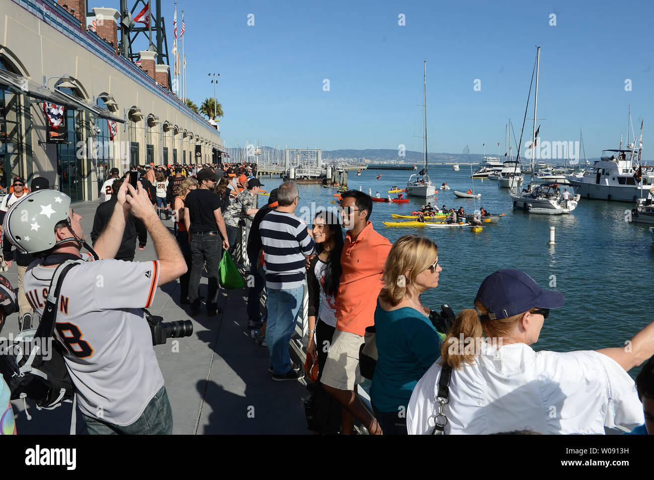 Fans voir le long de l'arcade situé à l'extérieur du champ droit et le mur à côté de McCovey Cove avant le début de la partie 5 de la Série mondiale entre les Royals de Kansas City et San Francisco Giants à AT&T Park à San Francisco le 26 octobre 2014. UPI/Terry Schmitt Banque D'Images