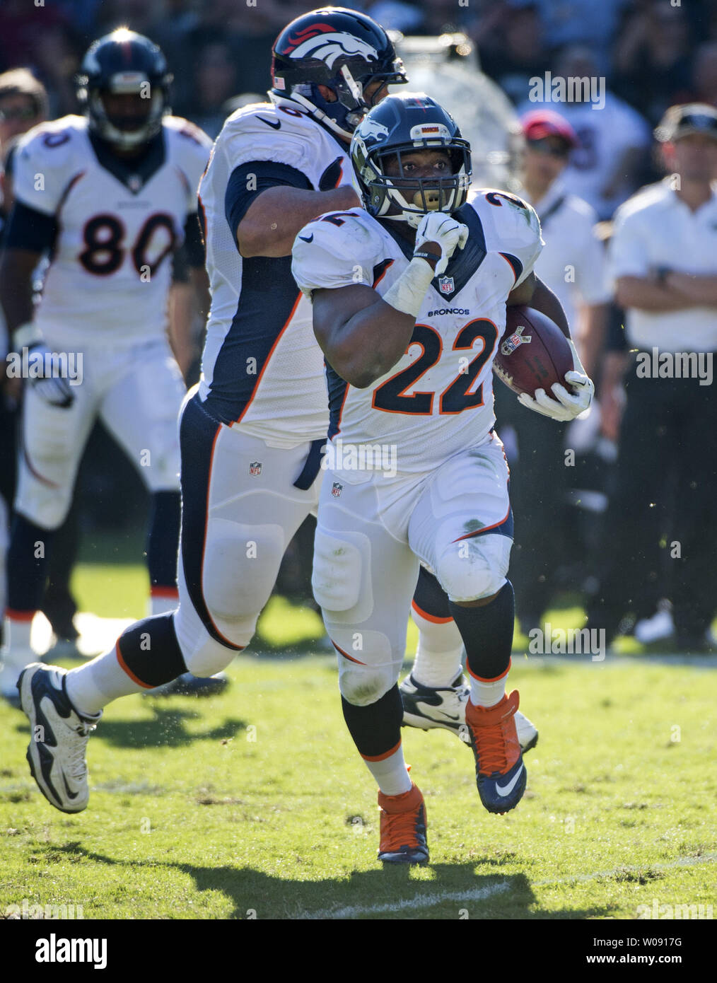 Denver Broncos C.J. Anderson exécuter 51 yards pour un TD avec un Peyton Manning passer au deuxième trimestre contre les Raiders d'Oakland à O.co Coliseum à Oakland, Californie le 9 novembre 2014. Les Broncos a vaincu les Raiders winless 41-17. UPI/Terry Schmitt Banque D'Images