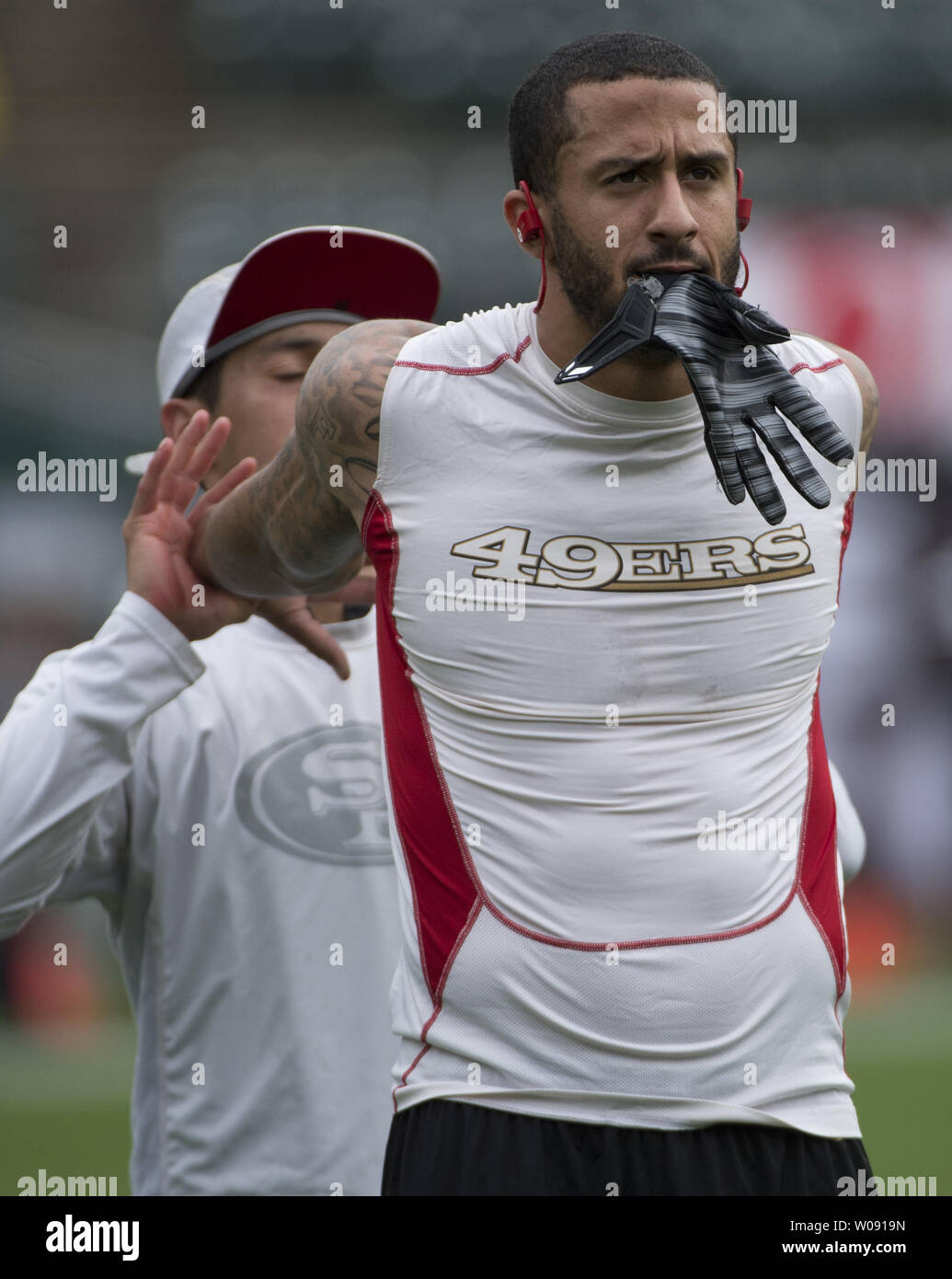 San Francisco 49ers QB Colin Kaepernick est étiré avant de jouer l'Oakland Raiders chez O.co Coliseum à Oakland, Californie le 7 décembre 2014. Les 49ers ont perdu au 2-11, 24-13. UPI/Terry Schmitt Banque D'Images