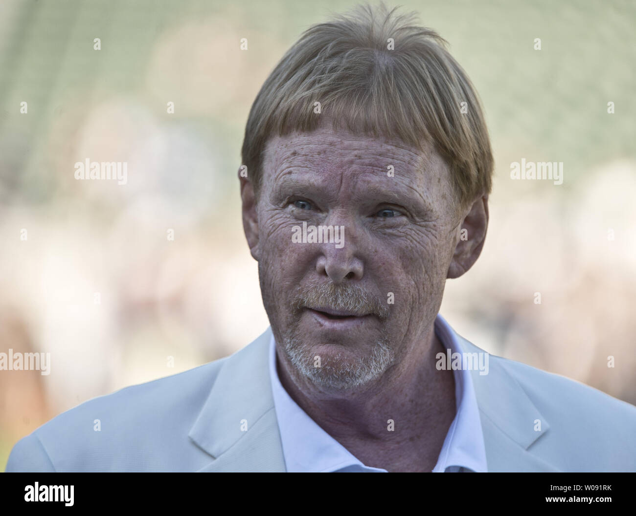 Oakland Raiders propriétaire Mark Davis promenades sur le terrain avant que les Raiders le jeu dans un match pré-saison à O.co Coliseum à Oakland, Californie le 14 août 2015. Photo par Terry Schmitt/UPI Banque D'Images