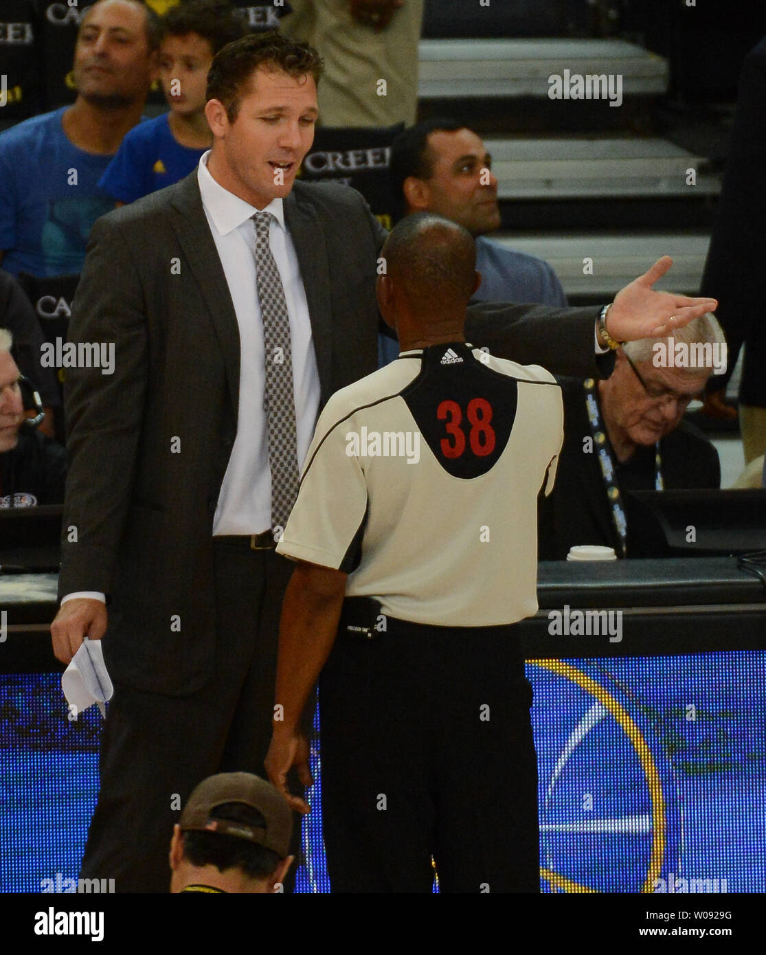 Golden State Warriors entraîneur intérimaire Luke Walton tente de faire un point avec l'arbitre Michael Smith (38) dans le premier quart de la saison match contre les Nuggets de Denver à l'Oracle Arena à Oakland, Californie le 13 octobre 2015. Les nuggets a vaincu les guerriers les 114-103. Photo par Terry Schmitt/UPI Banque D'Images