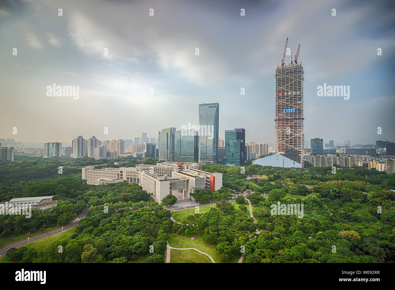 Tencent et nouveau point de repère 459 Wangyue West Center à l'Université de Shenzhen Nanshan et zone de haute technologie. Banque D'Images