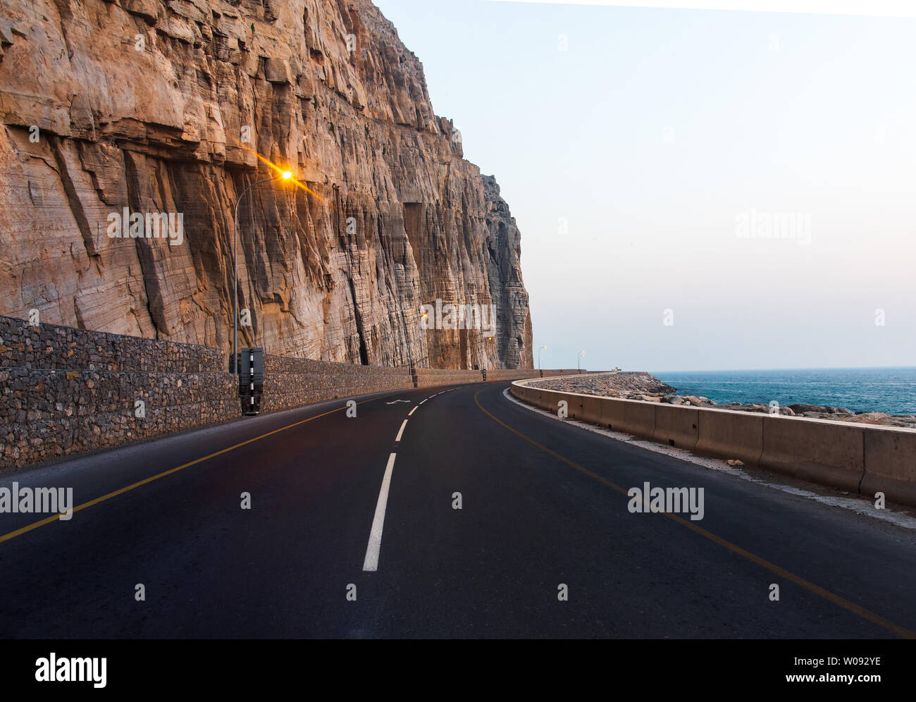 Scenic Route côtière dans le gouvernorat de Musandam Oman entouré de grès Banque D'Images