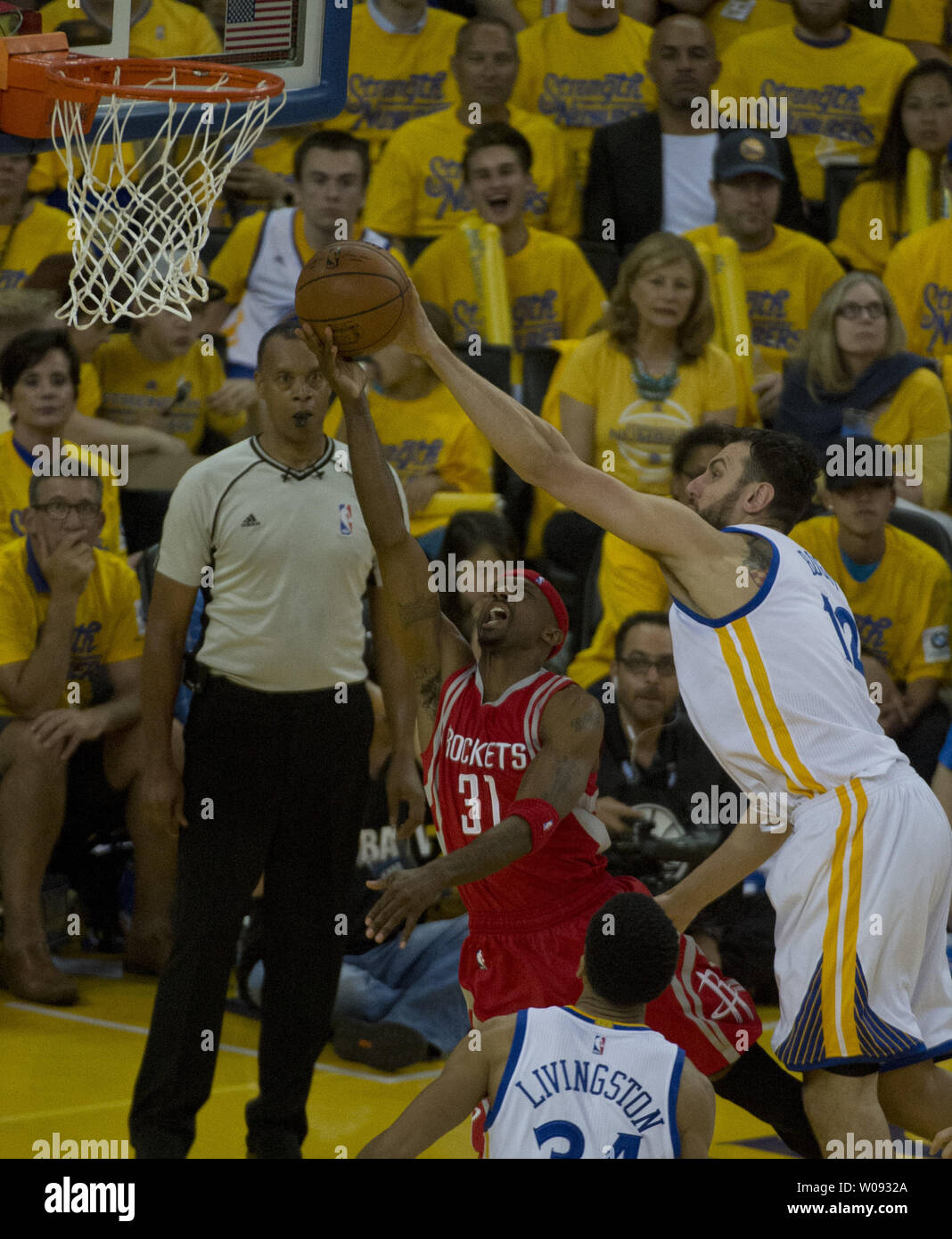 Golden State Warriors Andrew Bogut qui (R) bloque un tir de Houston Rockets Jason Terry (31) dans la troisième période de jeu 2 des playoffs à l'Oracle Arena à Oakland, Californie le 18 avril 2016. Les guerriers vaincus les Rockets 115-106. Photo par Terry Schmitt/UPI Banque D'Images