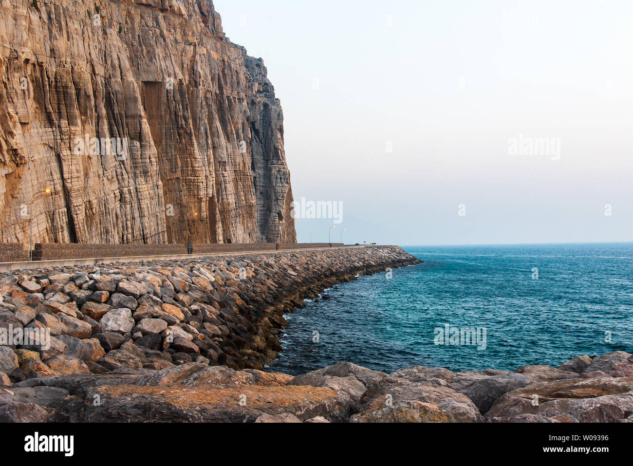 Scenic Route côtière dans le gouvernorat de Musandam Oman entouré de grès Banque D'Images