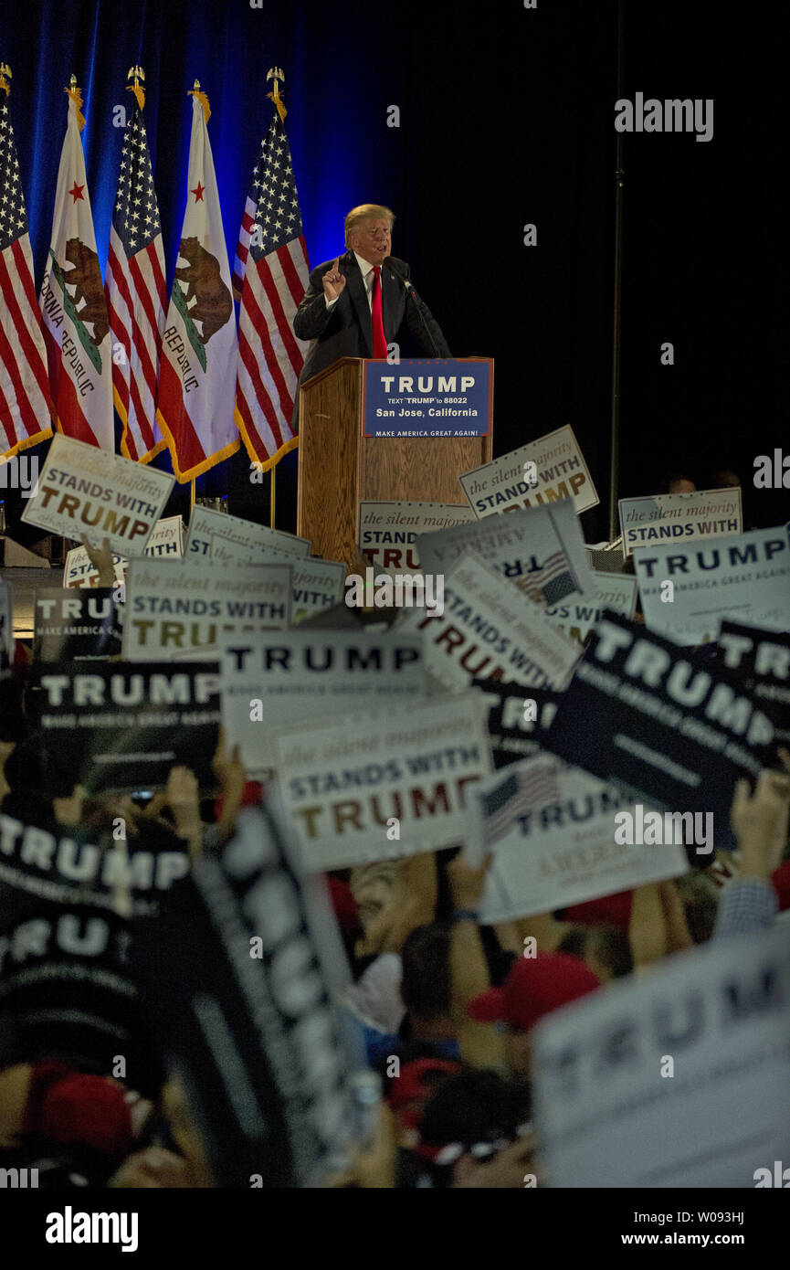 Présomption de Donald Trump candidat GOP parle aux partisans lors d'un rassemblement à San Jose, Californie le 2 juin 2016. Trump a dit à la foule : "Je vais le dire. Hillary Clinton a d'aller en prison." Photo par Terry Schmitt/UPI Banque D'Images