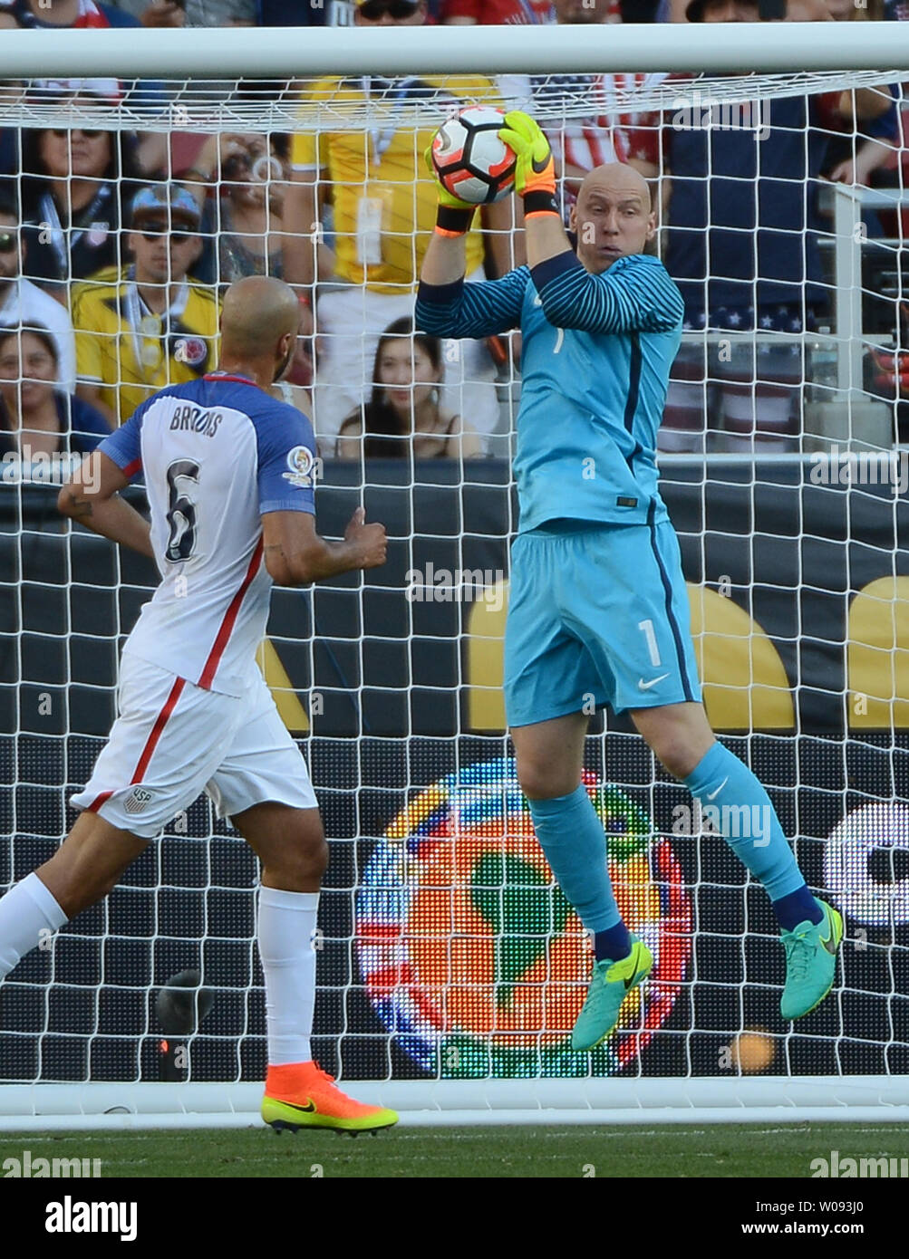 USA's Brad Guzan gardien (1) fait une sauvegarde contre la Colombie dans la première moitié de la COPA Centenario à Levi's Stadium à Santa Clara, Californie le 3 juin 2016. La Colombie a gagné 2-0. Photo par Terry Schmitt/UPI Banque D'Images