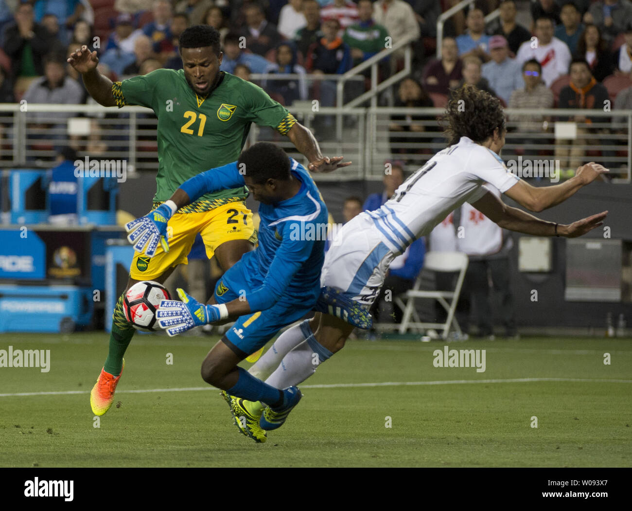 Gardien de la Jamaïque Andre Blake (C) fait une sauvegarde de l'Uruguay entre Edison Cavani (R) de la Jamaïque et Jermaine Taylor (21) dans la seconde moitié de la COPA Centenario à Levi's Stadium à Santa Clara, Californie le 13 juin 2016. L'Uruguay a gagné 3-0. Photo par Terry Schmitt/UPI Banque D'Images