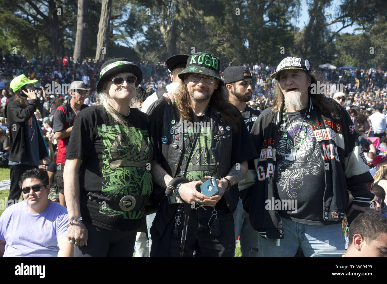 Un trio de personnes âgées rejoindre les milliers de jeunes au premier événement parrainé 420 dans le parc du Golden Gate à San Francisco le 20 avril 2017. La ville de la célèbre colline hippie clôturé pour la célébration de la Journée annuelle 4/20 la culture du cannabis et vérifié l'ID pour voir les participants ont plus de 18 ans. Photo par Terry Schmitt/UPI Banque D'Images