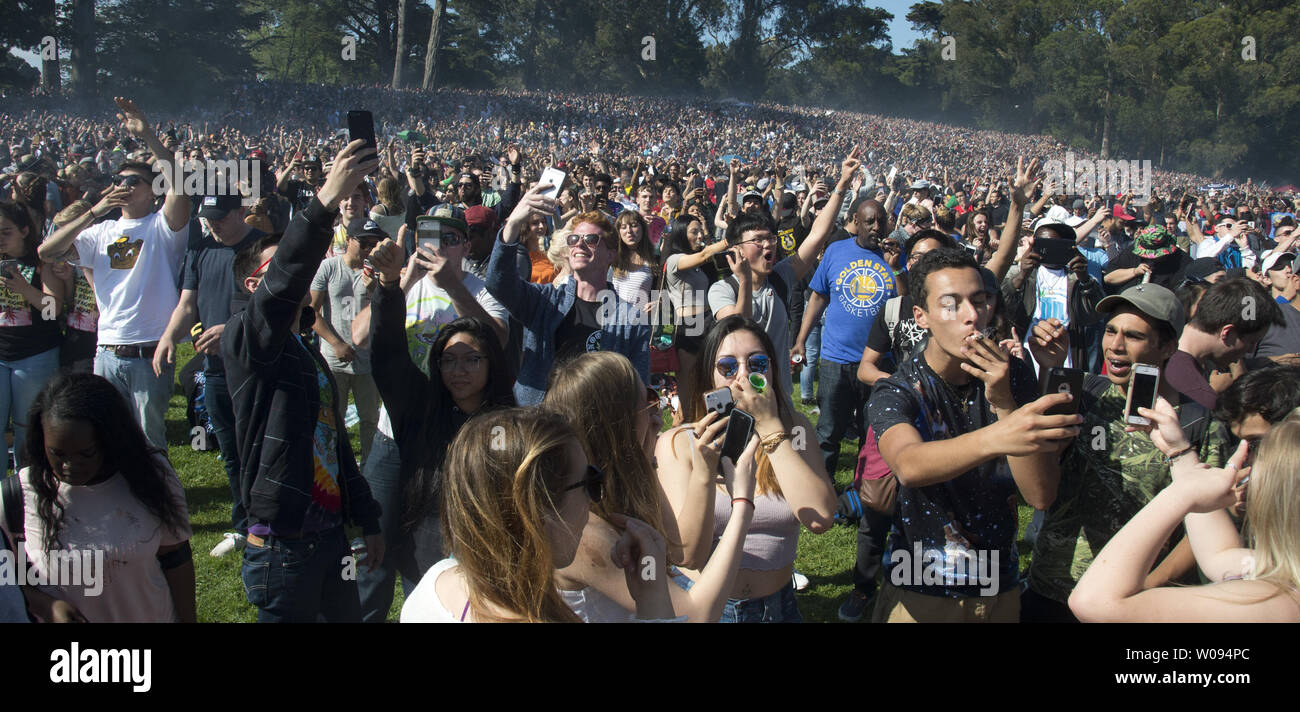 Des milliers de personnes se lever et prendre des autoportraits à 4:20pm au premier événement parrainé 420 dans le parc du Golden Gate à San Francisco le 20 avril 2017. La ville de la célèbre colline hippie clôturé pour la célébration de la Journée annuelle 4/20 la culture du cannabis et vérifié l'ID pour voir les participants ont plus de 18 ans. Photo par Terry Schmitt/UPI Banque D'Images