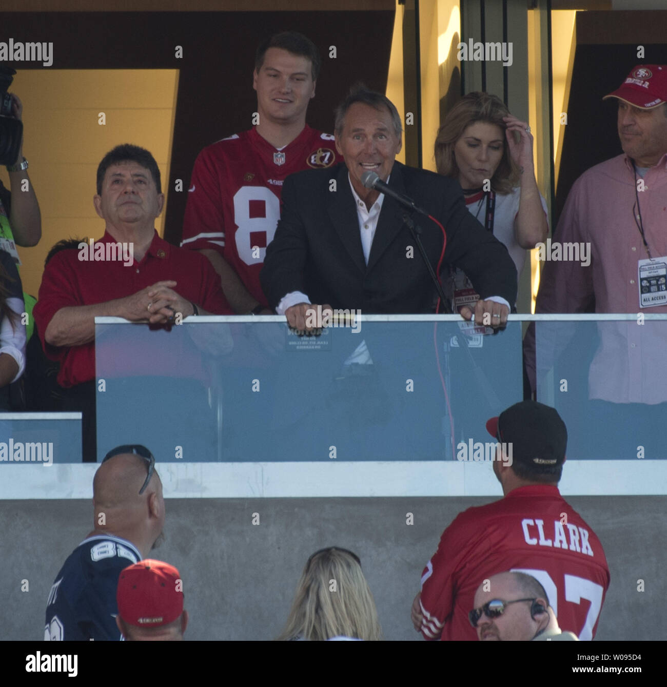 Ancien San Francisco 49ers' Dwight Clark parle à la foule en se tenant à la mi-temps avec l'ancien San Francisco 49ers propriétaire Edward DeBartolo Jr., à gauche, tout en jouant contre les Dallas Cowboys durant leur jeu NFL à Levi's Stadium à Santa Clara, Californie le 22 octobre 2017. Clark est souffrant de la SLA et a remercié ses anciens coéquipiers, l'ancien propriétaire Eddie DeBartolo et propriétaires actuels de soutien. Photo par Terry Schmitt/UPI Banque D'Images