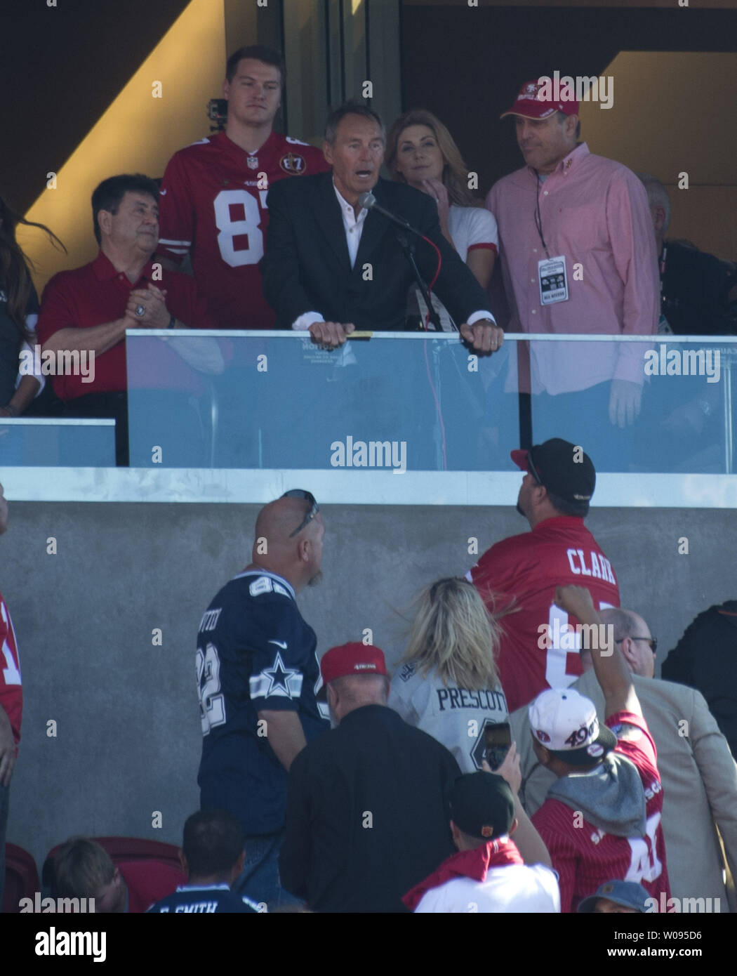 Ancien San Francisco 49ers' Dwight Clark parle à la foule en se tenant à la mi-temps avec l'ancien San Francisco 49ers propriétaire Edward DeBartolo Jr., à gauche, tout en jouant contre les Dallas Cowboys durant leur jeu NFL à Levi's Stadium à Santa Clara, Californie le 22 octobre 2017. Clark est souffrant de la SLA et a remercié ses anciens coéquipiers, l'ancien propriétaire Eddie DeBartolo et propriétaires actuels de soutien. Photo par Terry Schmitt/UPI Banque D'Images