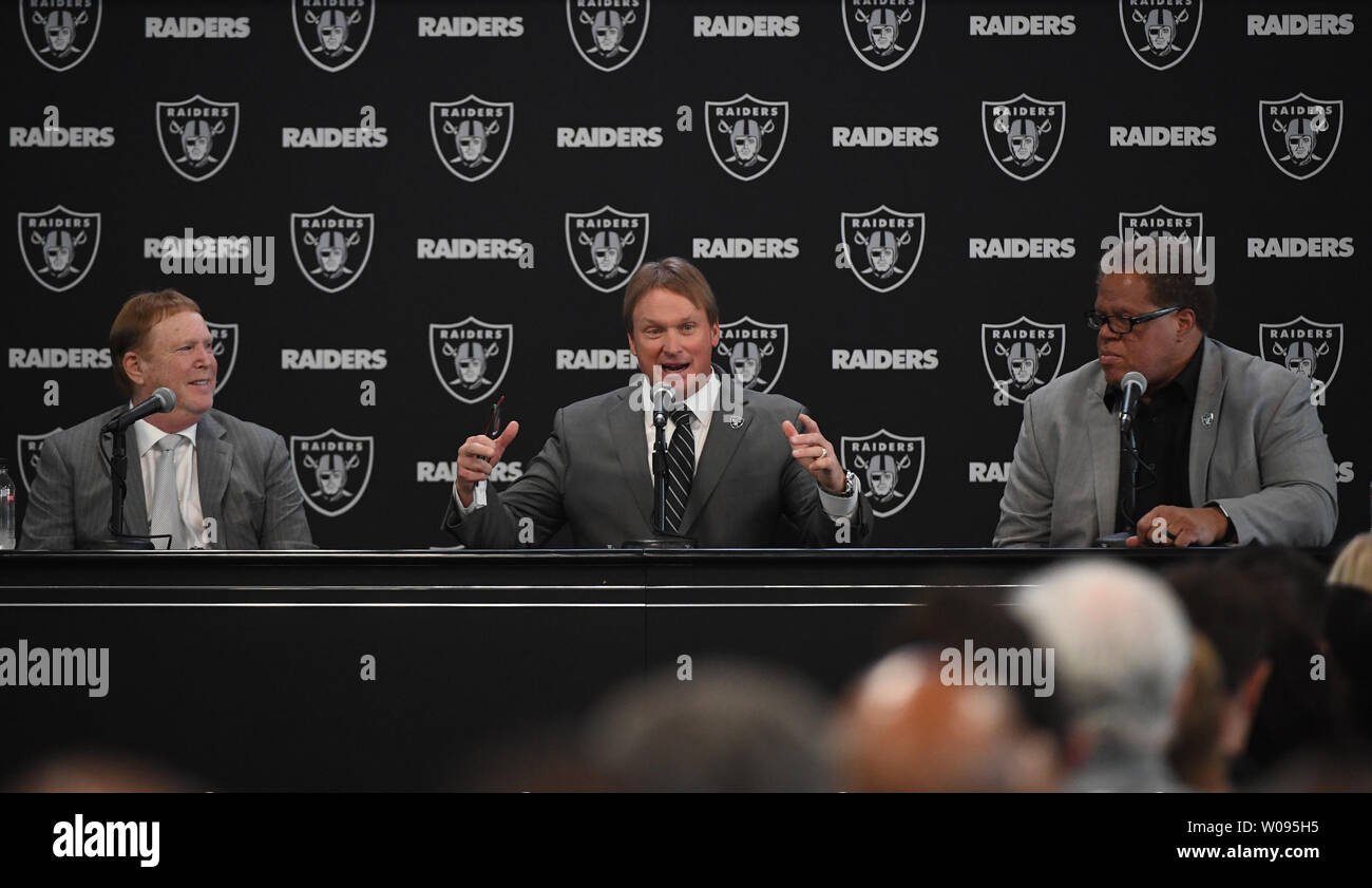 Oakland Raiders nouvel entraîneur-chef John Gruden (C) répond aux questions avec le propriétaire Mark Davis (L) et Reggie McKenzie au Siège de Raiders à Alameda, Californie le 9 janvier 2018. Photo par Terry Schmitt/UPI Banque D'Images